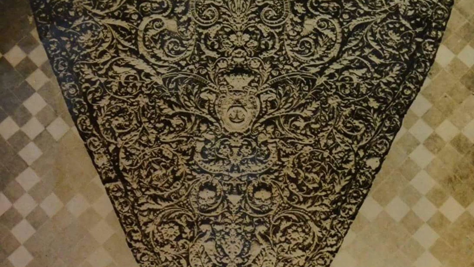 El manto que la Esperanza de Triana lució entre 1909 y 1948, bordado en terciopelo azul.