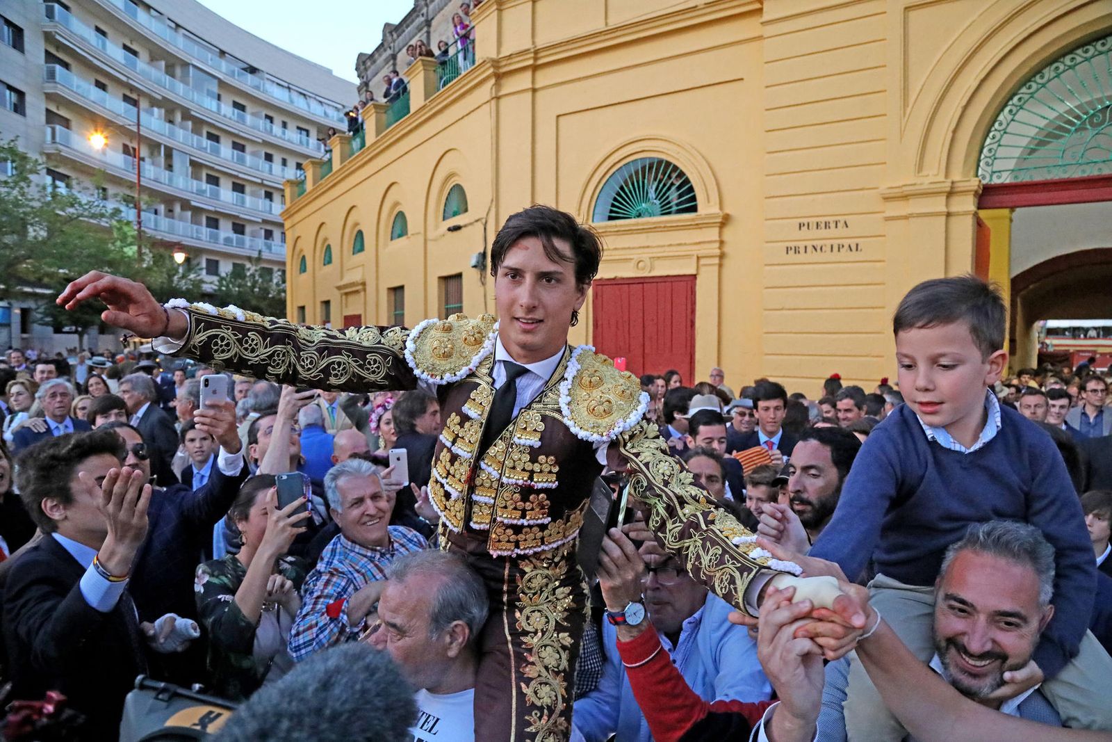 Roca Rey, sale a hombros de la plaza.