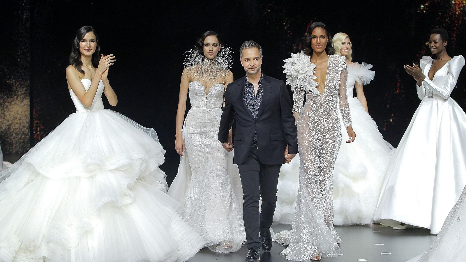 Hervé Moreau entre sus creaciones de la colección atelier 2020