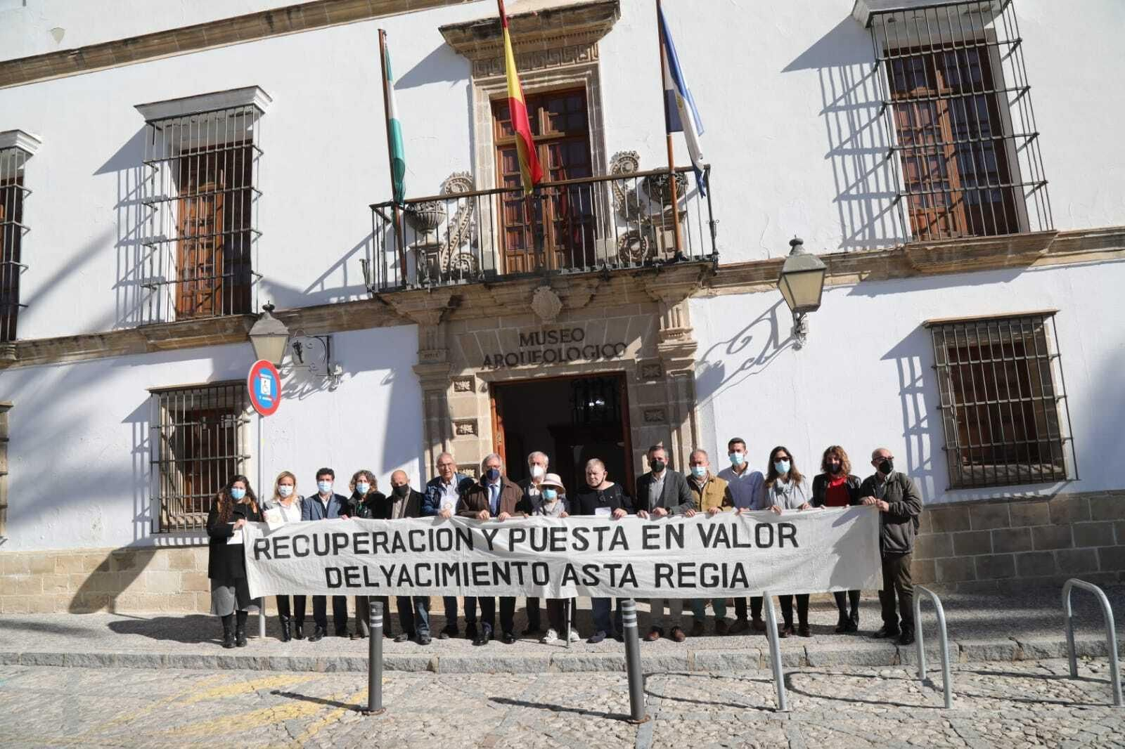 Miembros de la Plataforma y representantes de grupos municipales, en el Museo Arqueológico, este martes. Miembros de la Plataforma y representantes de grupos municipales, en el Museo Arqueológico, este martes.