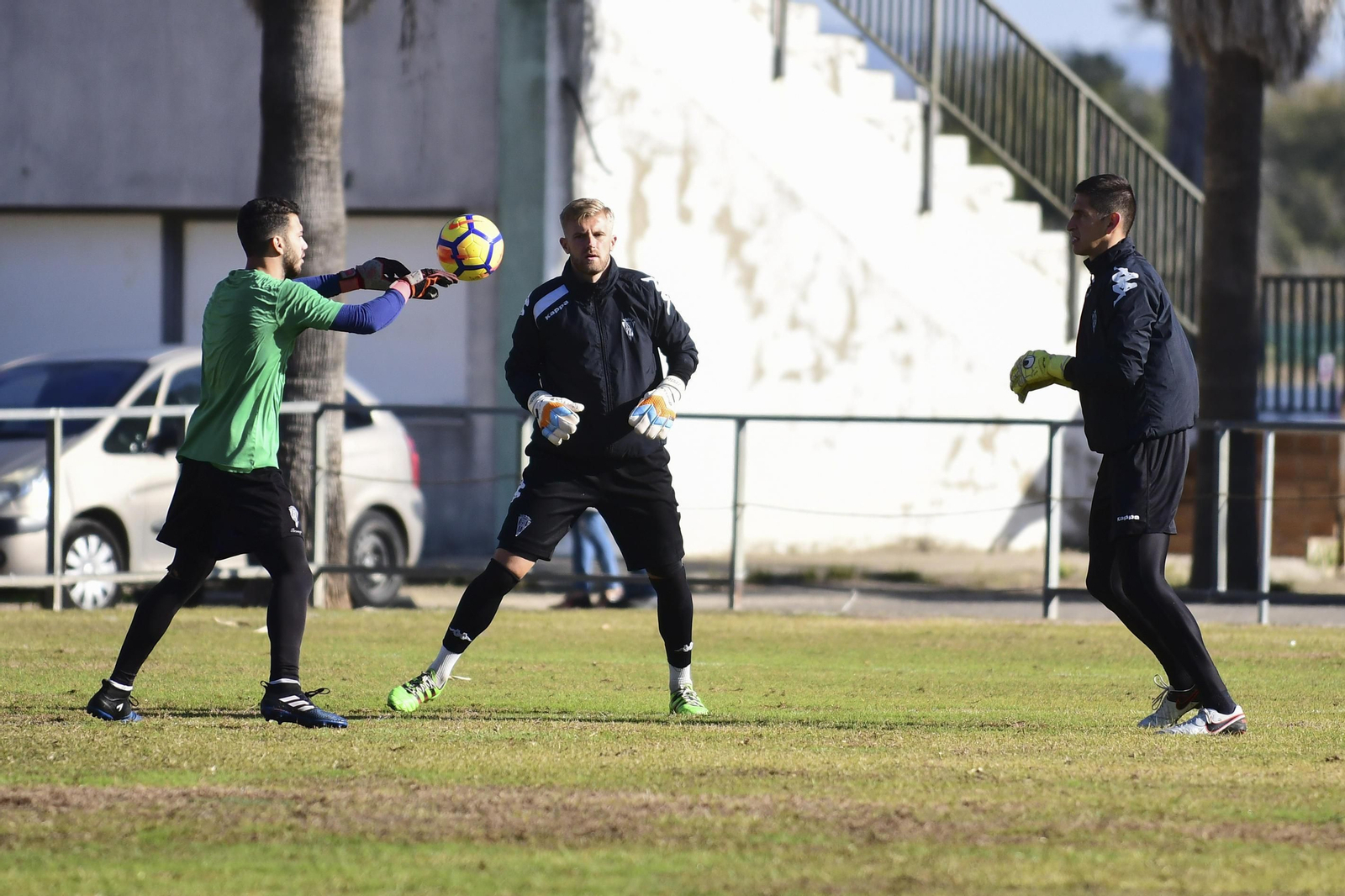 Stefanovic se ejercita junto a Pawel en un entrenamiento.