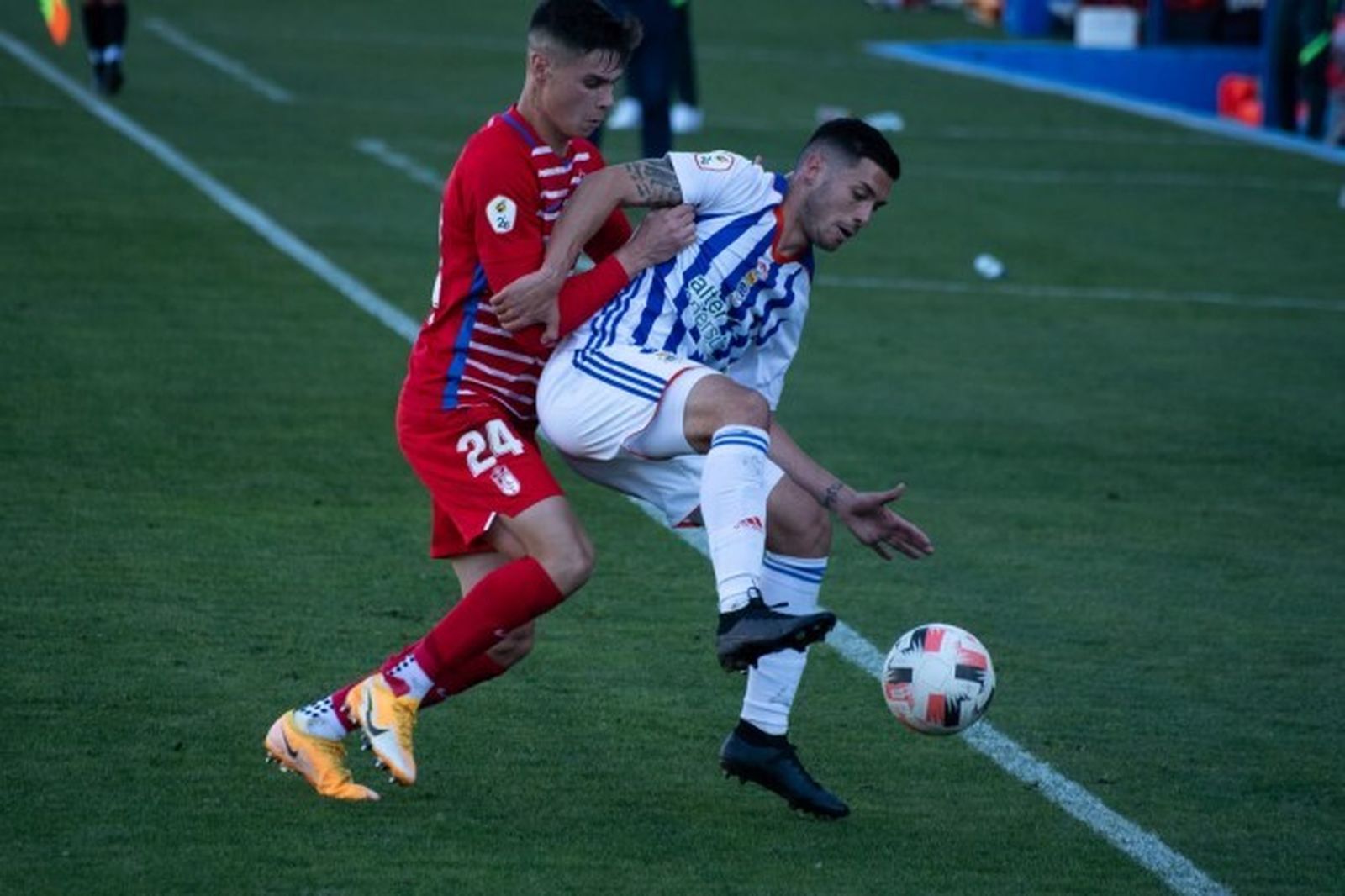 Sergio Barcia presiona a un jugador onubense