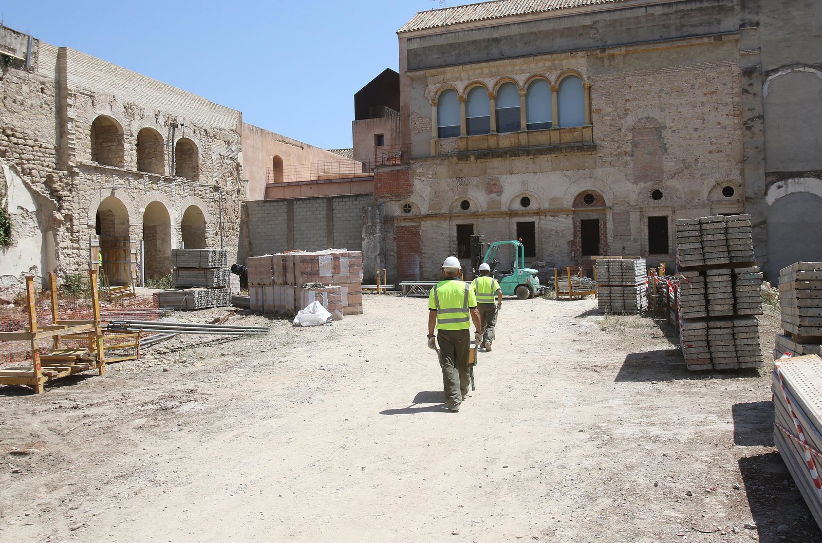 Unos operarios trabajan en las labores de limpieza del Palacio de Congresos y Exposiciones de la calle Torrijos.