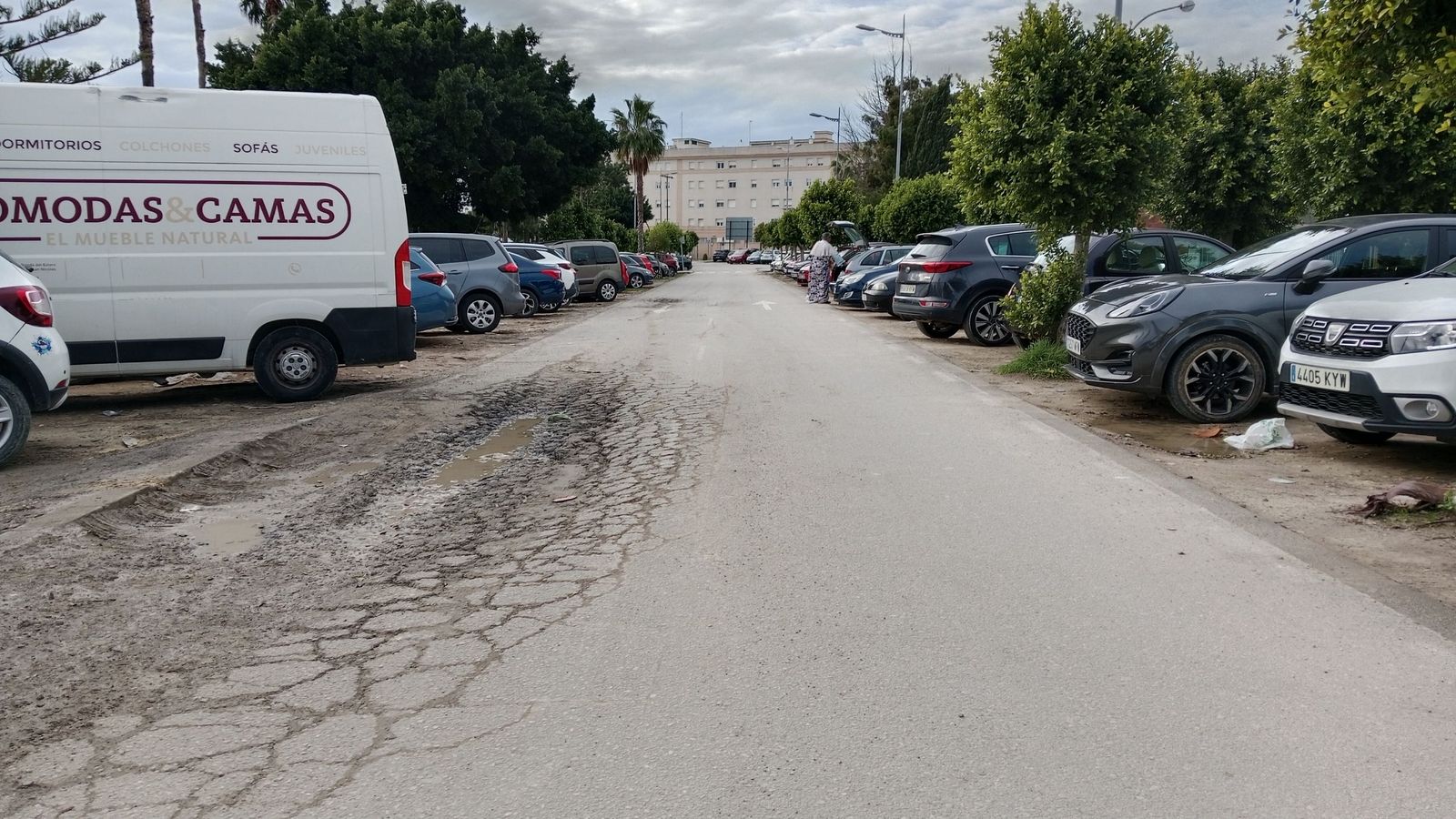 La calzada presenta tramos en muy mal estado en el entorno del caño del Zaporito, en San Fernando