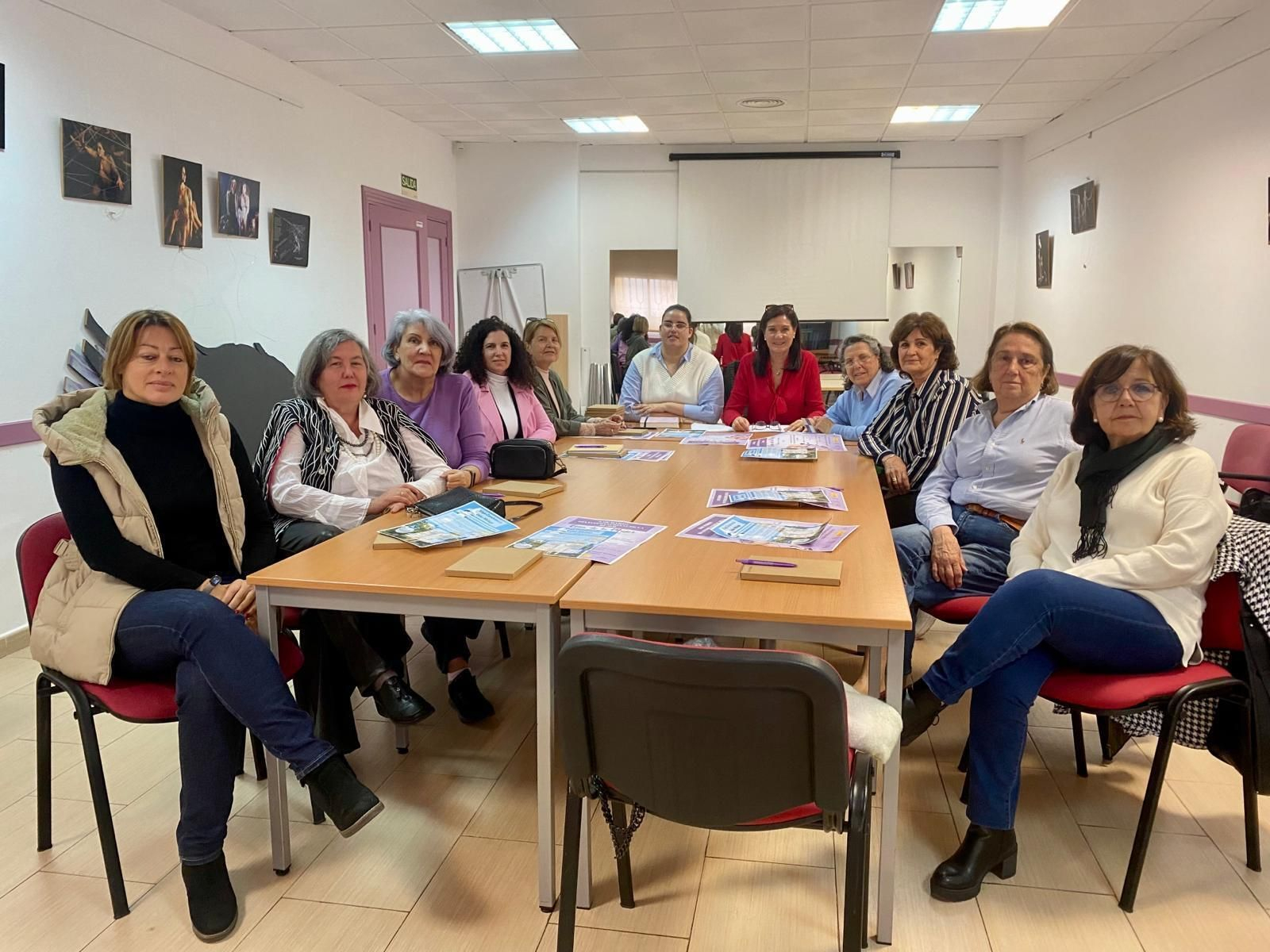 El tejido asociativo de mujeres de Roquetas de Mar se ha reunido para ultimar el programa de actividades del 8-M.