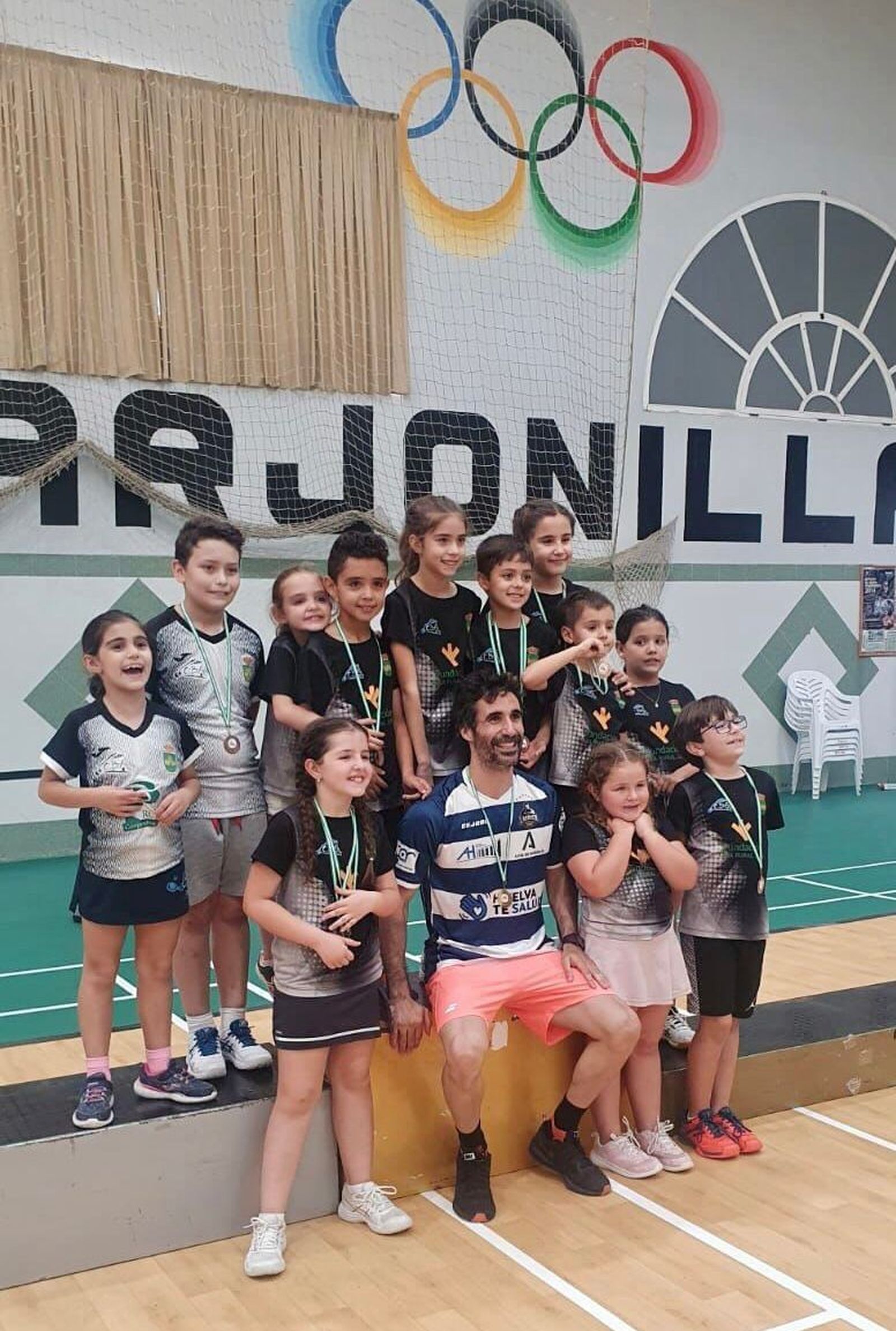 Pablo Abián, rodeado de jóvenes en Arjonilla.