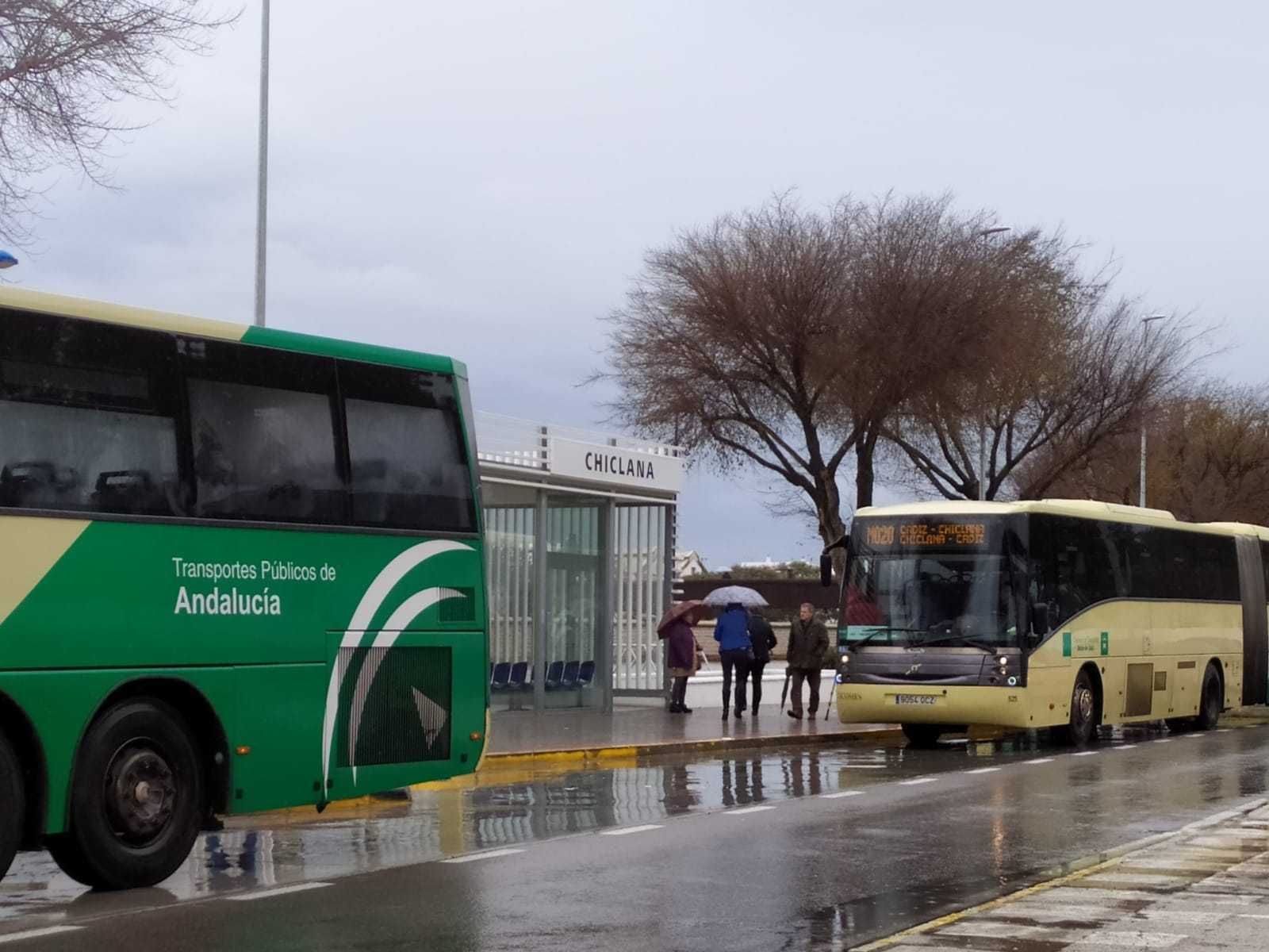 Apeadero de autobuses junto al río Iro.