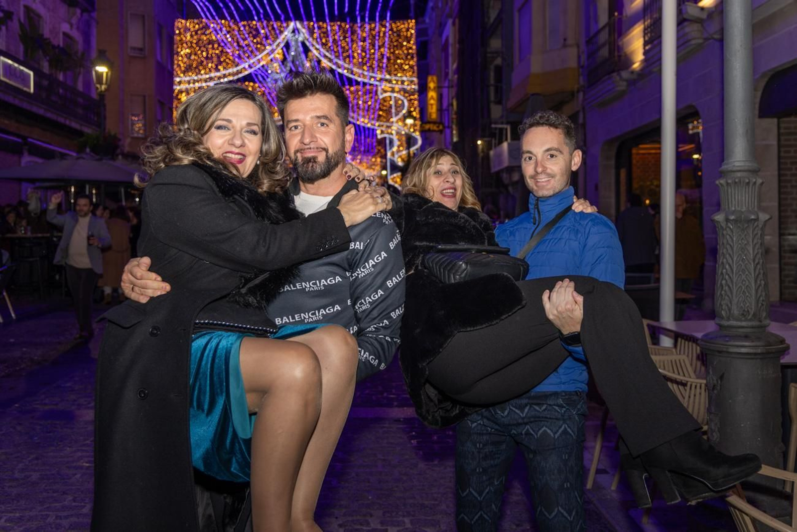 Los jiennenses disfrutan del centro de la ciudad, rodeados de un ambiente navideño