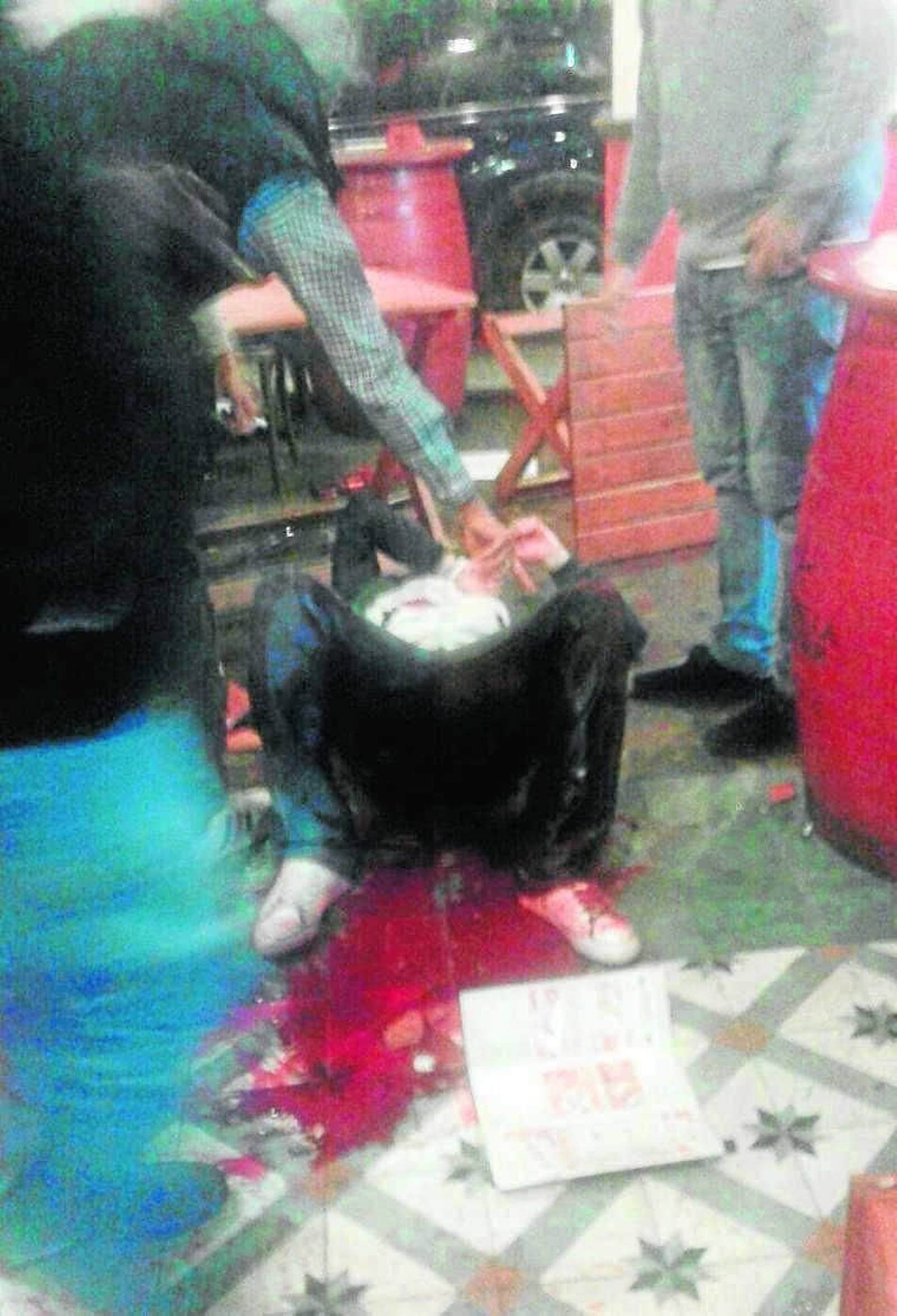 El joven apuñalado, tendido en un charco de sangre en el interior de la taberna El Papelón.