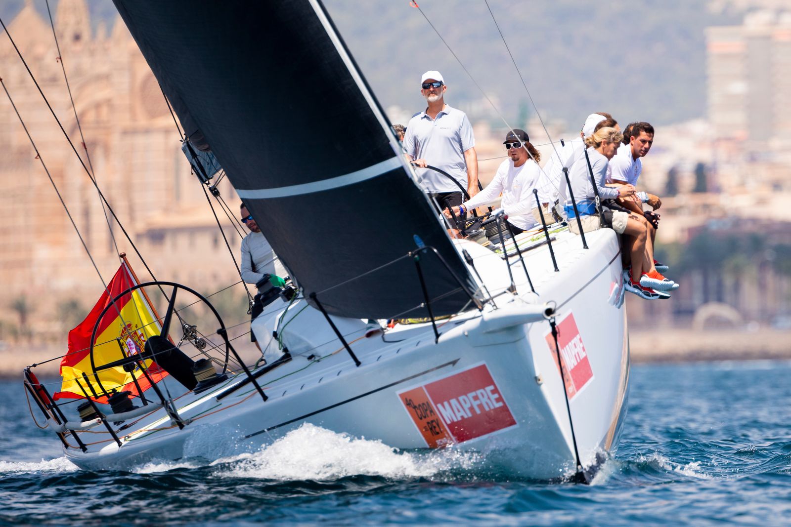 El Rey Felipe VI este sábado a bordo del Aifos 500 en la bahía de Palma.