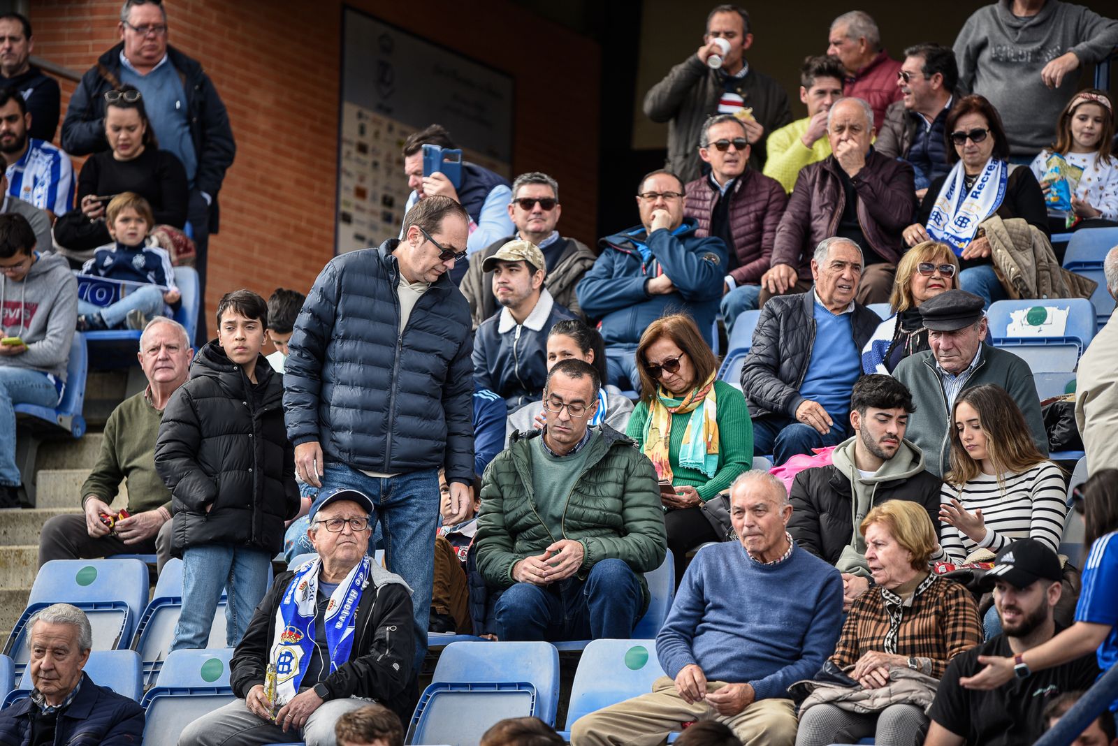 Imágenes de la afición en el Colombino en el Recreativo - Antequera