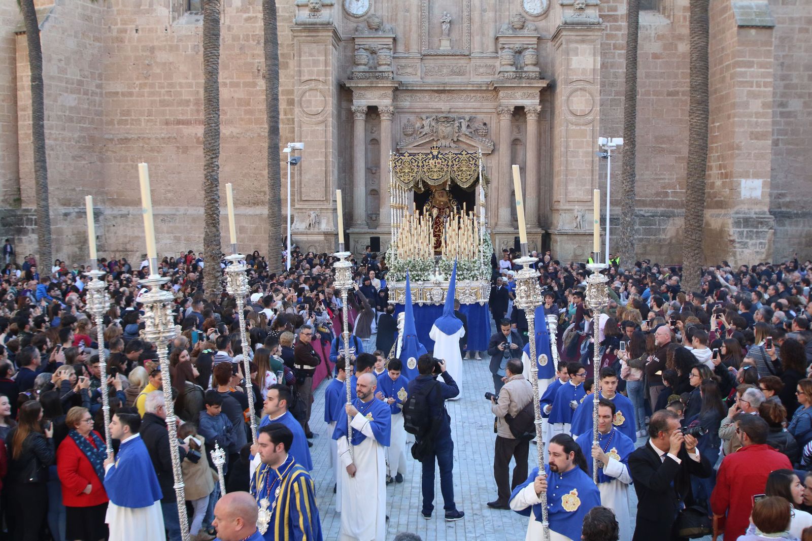 El palio de la Merced a su salida de la Catedral despierta la devoción de los cientos de almerienses que con ansia la esperan año tras año.
