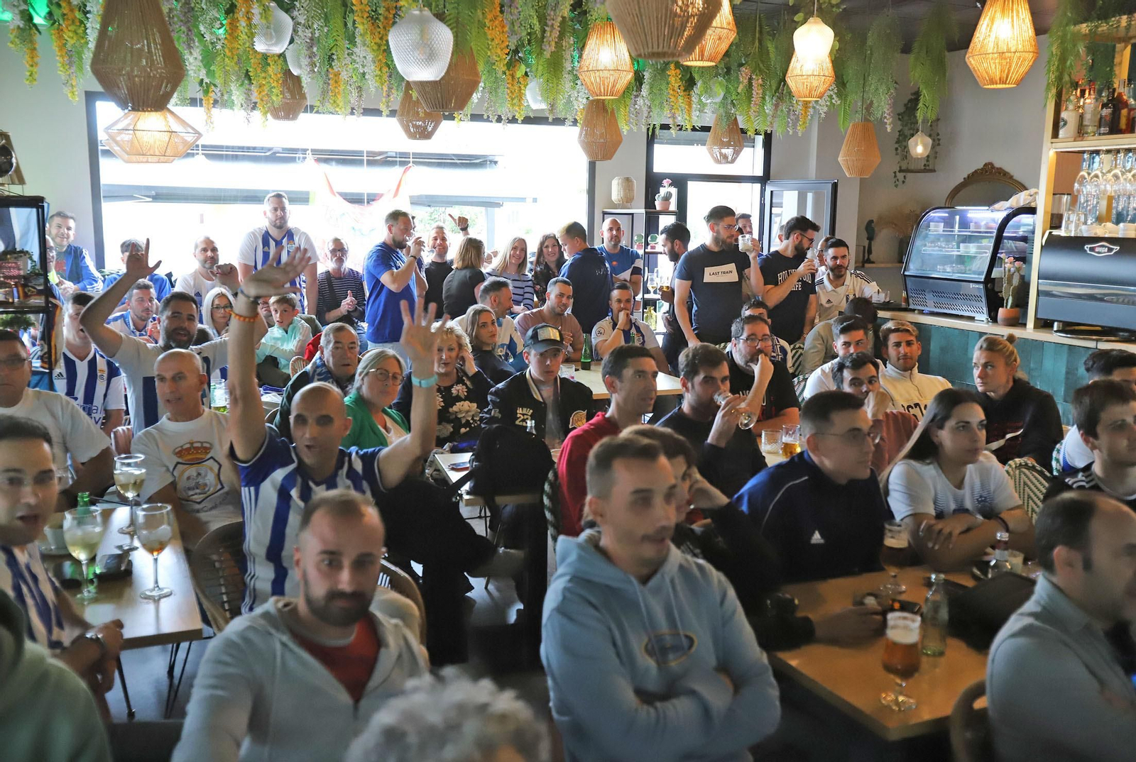 Aficionados del Recreativo de Huelva se reúnen para ver el  Recreativo de Huelva y la Gimnástica Segoviana