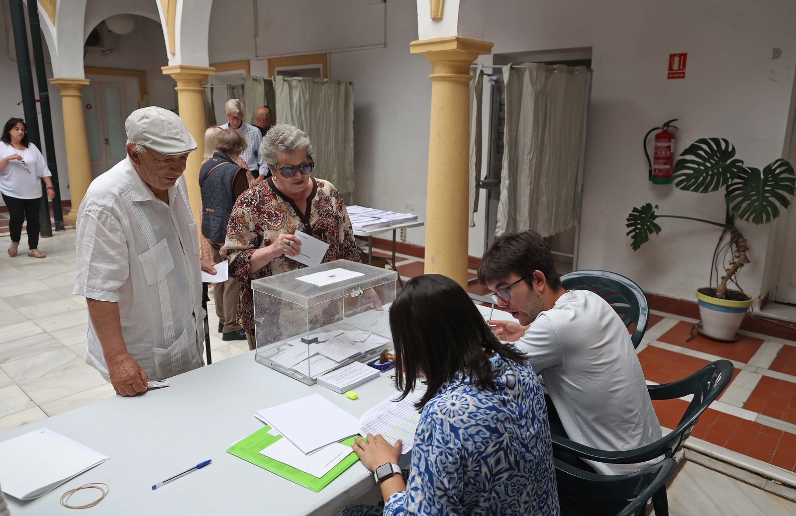 Imágenes de la jornada electoral para el Parlamento Europeo en Algeciras