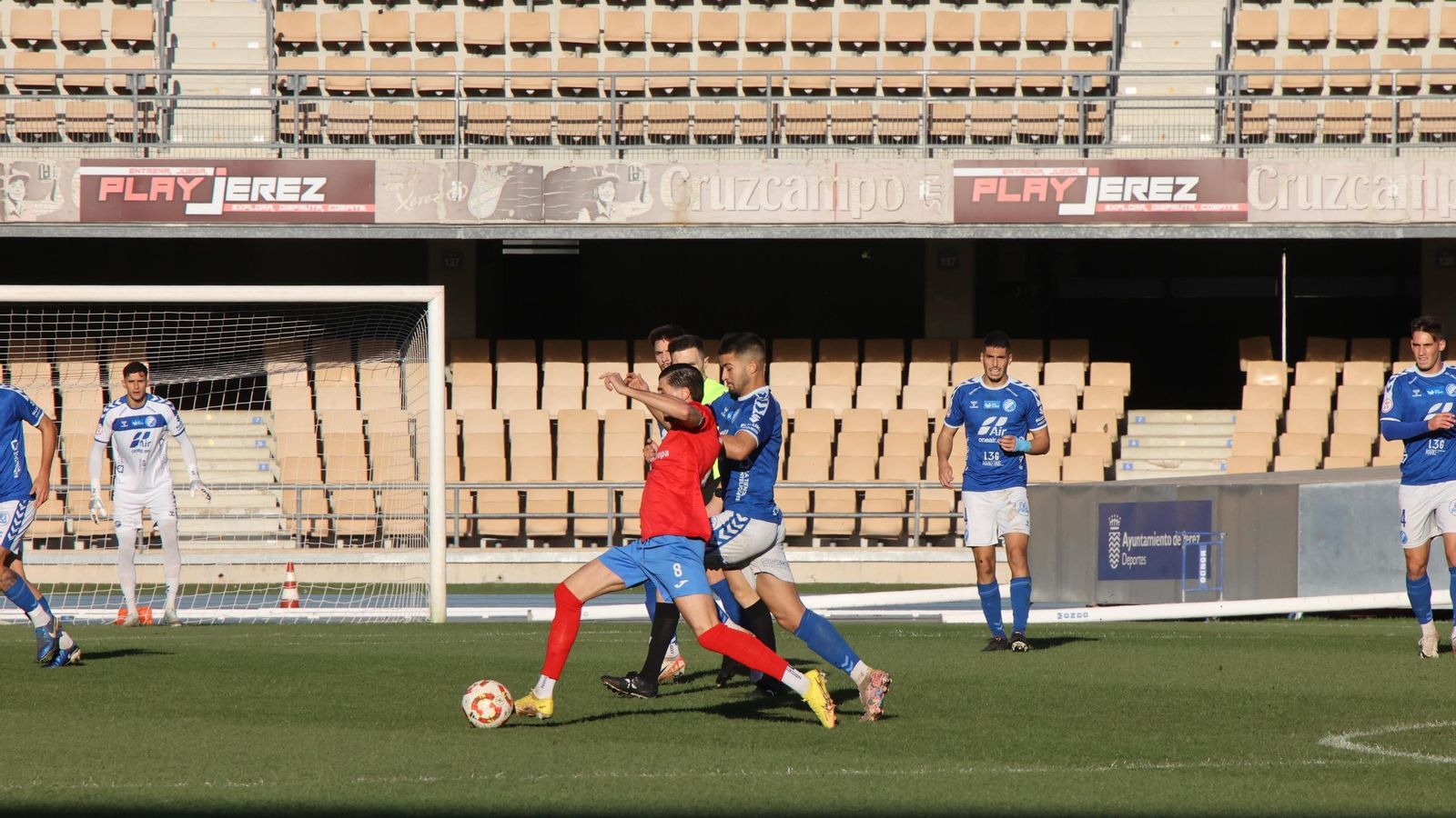 Goma se lleva el balón ante la presión de Ilias.