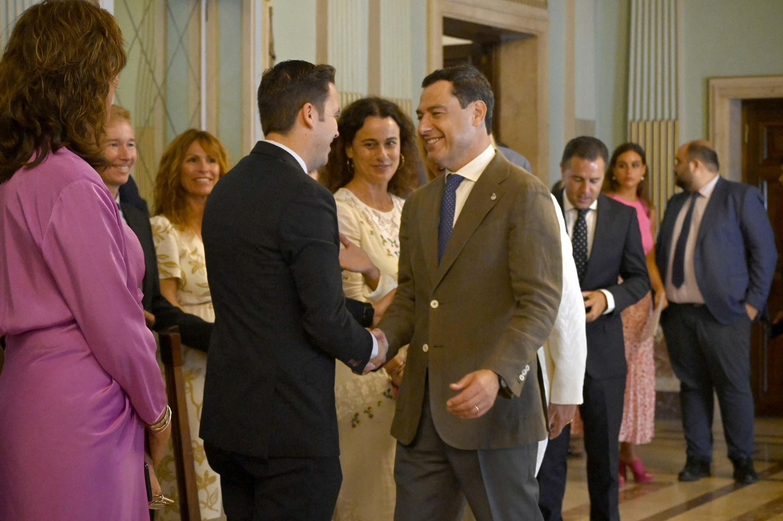 Visita de Juanma Moreno al Ayuntamiento de Huelva, en Imágenes