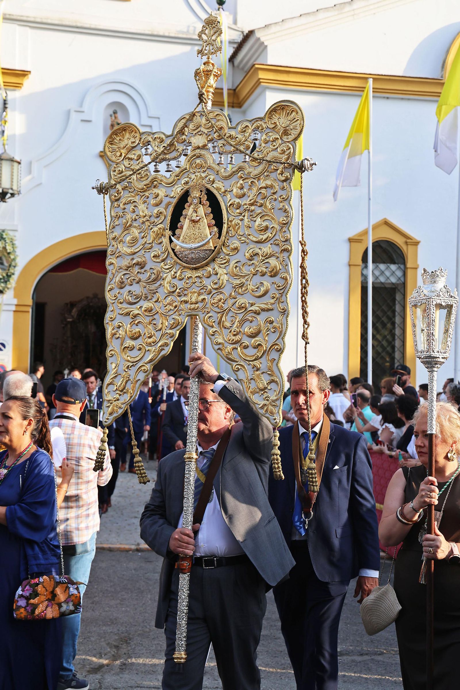 Imágenes del Rosario Jubilar rociero celebrado por las 25 hermandades filiales de la Matriz de Almonte en La Merced