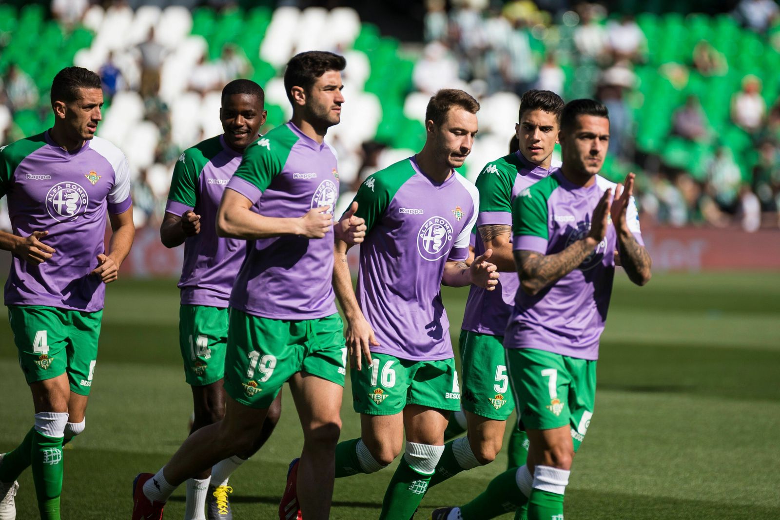 Los jugadores del Real Betis Balompié lucen la camiseta conmemorativa del Día Internacional de la Mujer.