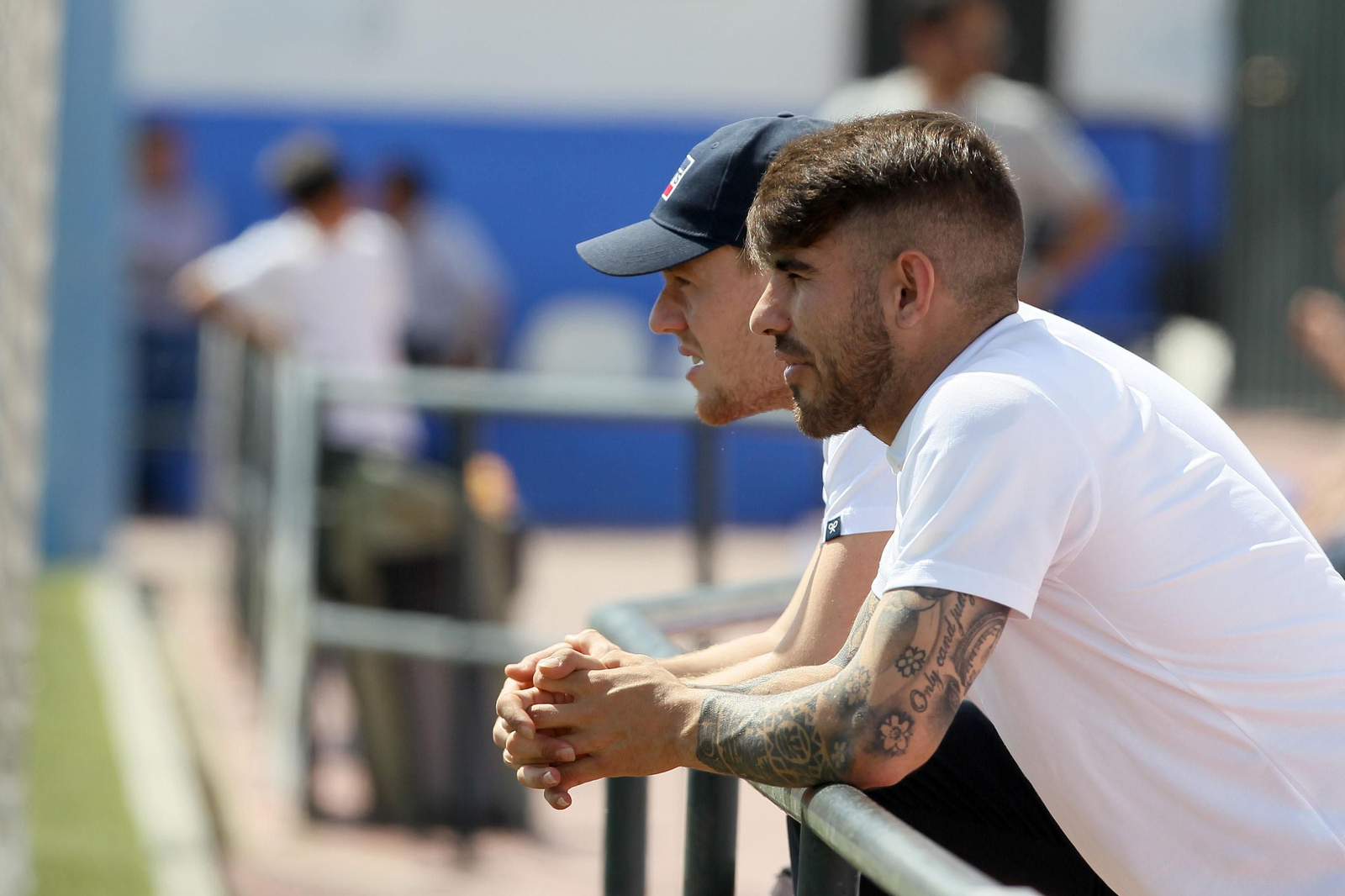 Juanjo y Juanma Carrasco, bajas de última hora, estuvieron en el Fernández Marchán viendo el partido contra el Coria.