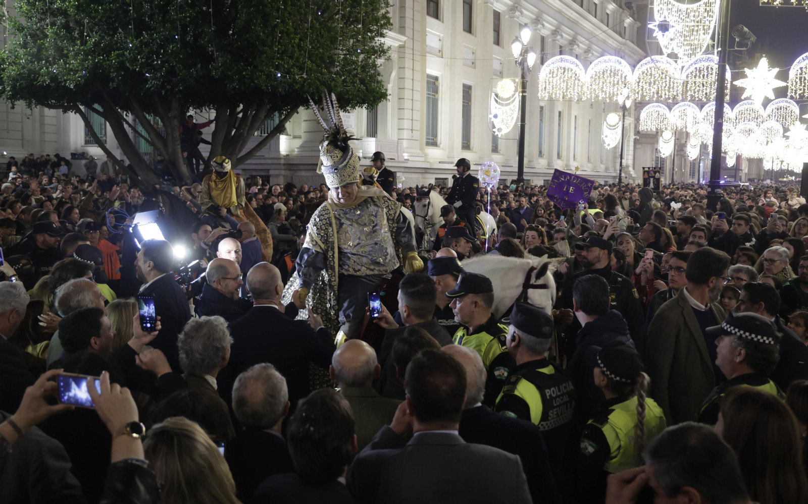 Las imágenes del Heraldo Real por las calles de Sevilla