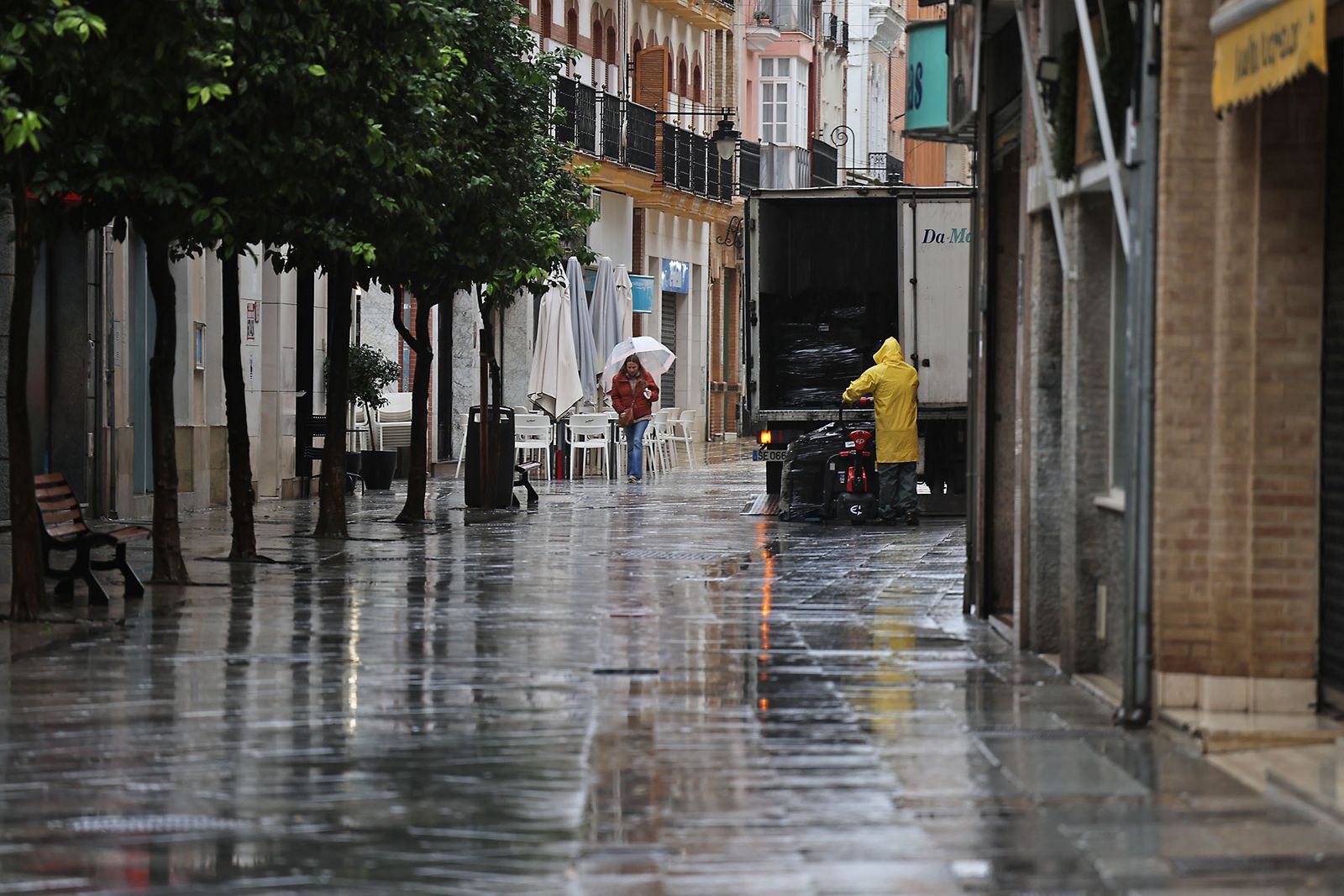 Intensas lluvias y calles desiertas en Huelva por la borrasca Marta