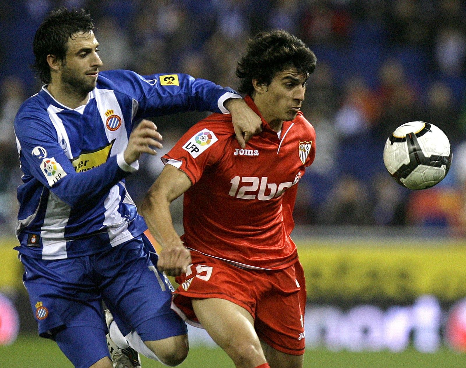 Perotti protege el balón ante Nico Pareja en un Espanyol-Sevilla en 2010.