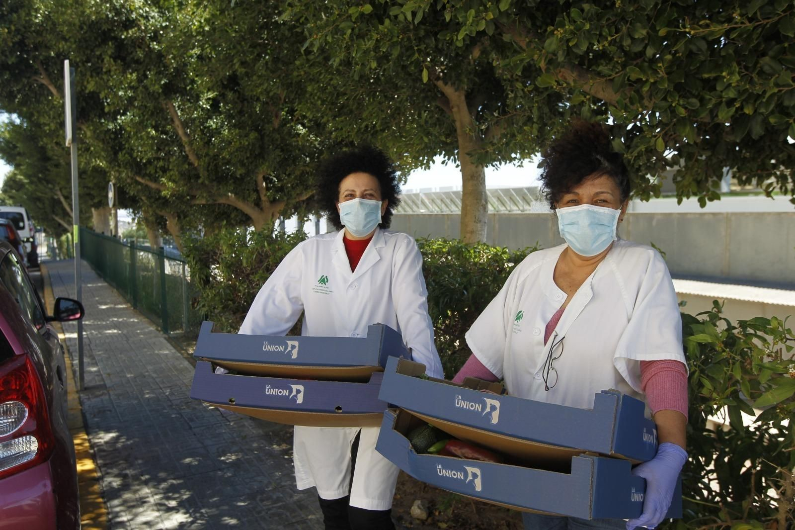 Personal del Hospital Torrecárdenas recogen su caja de productos hortofrutícolas donados por La Unión