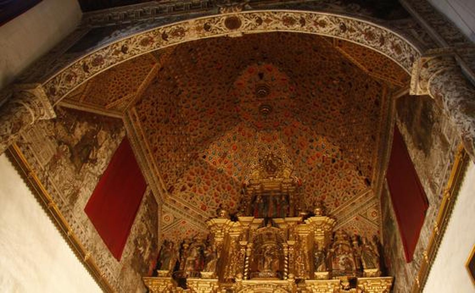 El convento Madre de Dios muestra unos tejados, esculturas, pinturas y muros plagados de desperfectos que demuestran su mal estado de conservación.

Foto: Belén Vargas