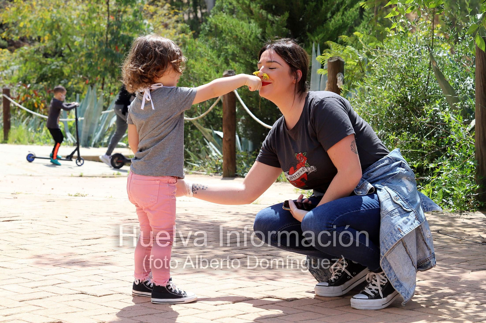 Imágenes del primer día de la salida de niños a la calle en el estado de alarma por coronavirus