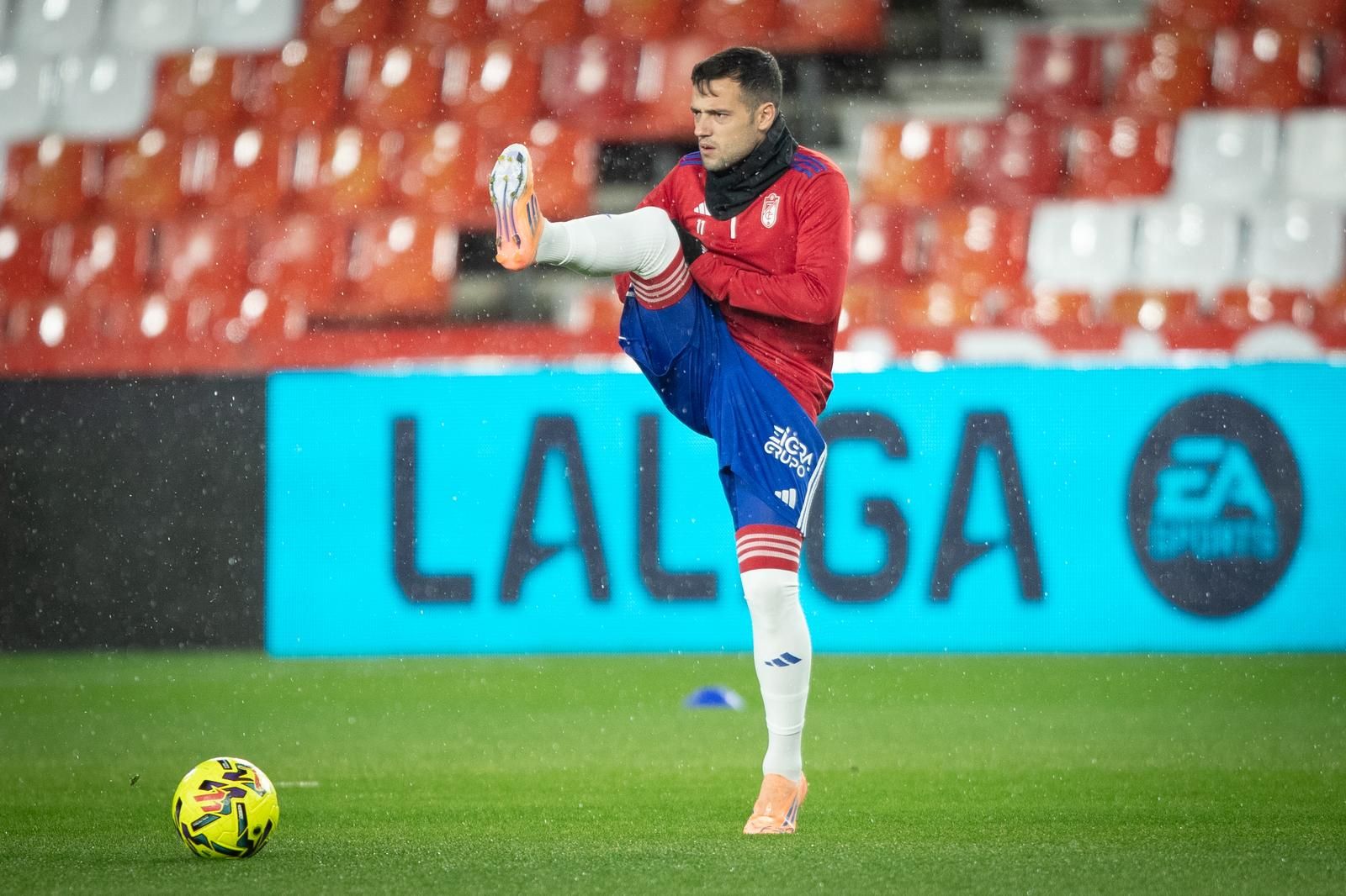 José Arnáiz durante el calentamiento previo a medirse al Albacete.