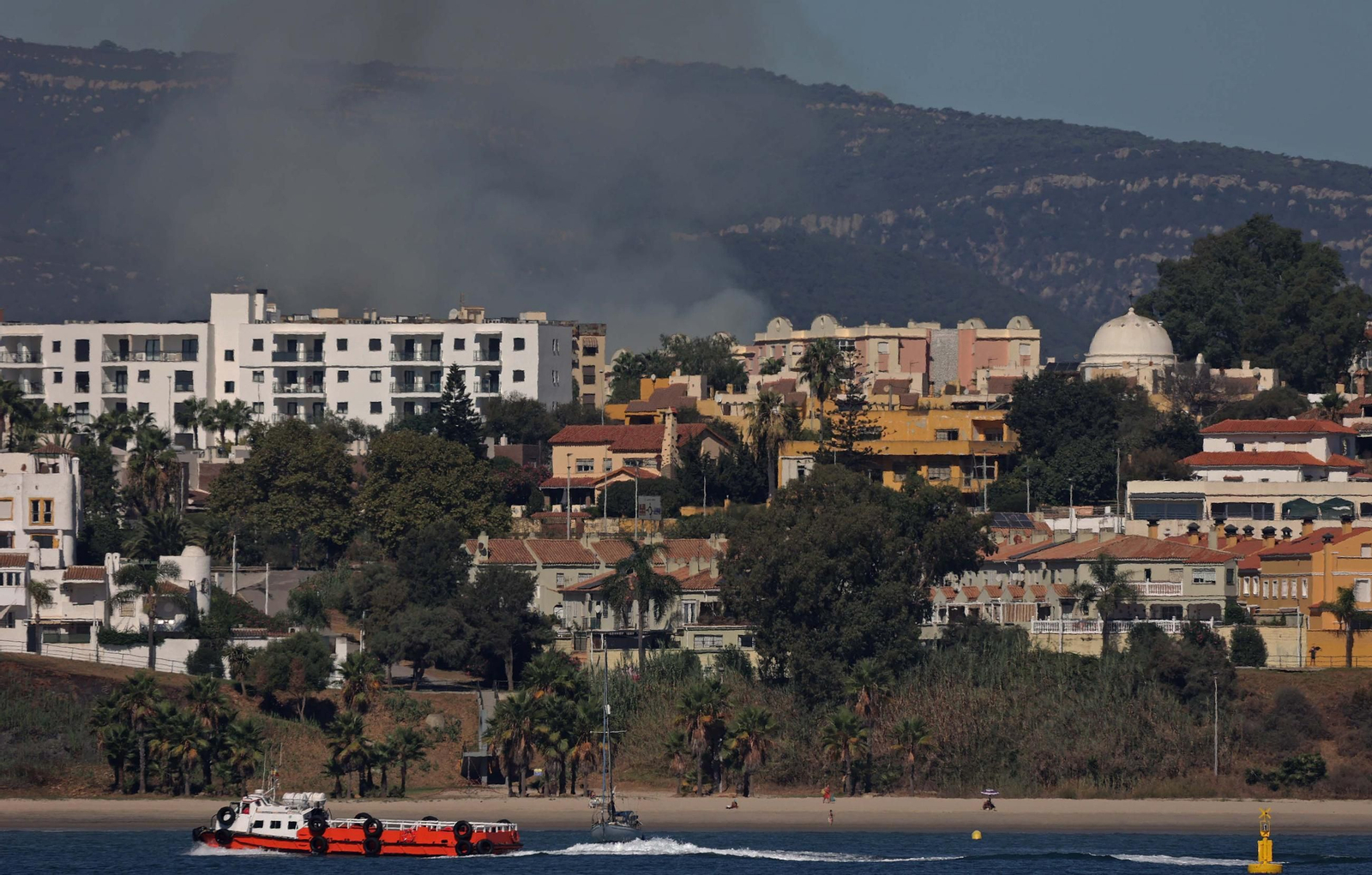 Fotos del incendio de pasto en el polígono de La Menacha en Algeciras