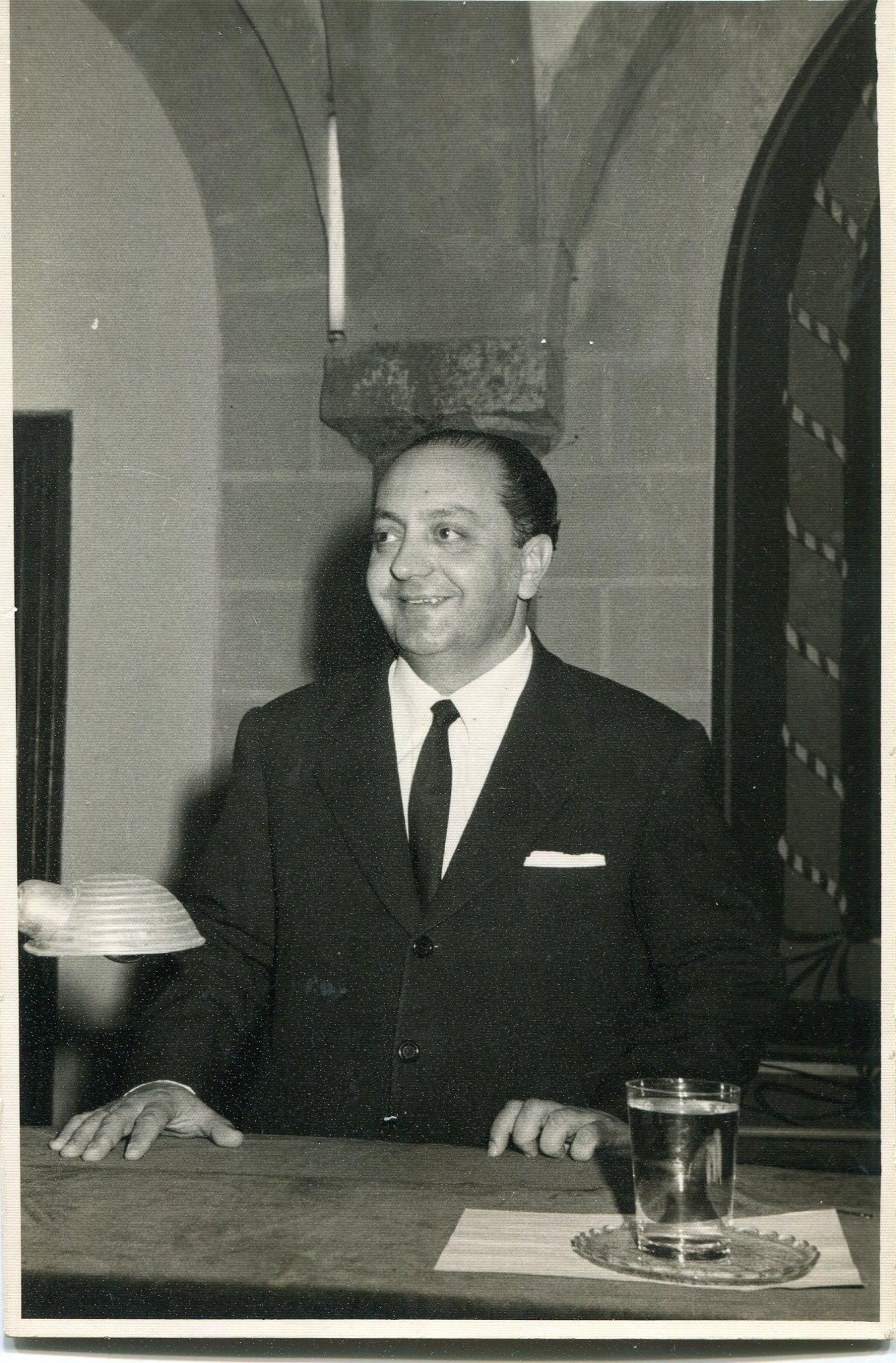 José Mª. Quirós, en la Real Academia de San Dionisio, 1967. José Mª. Quirós, en la Real Academia de San Dionisio, 1967.