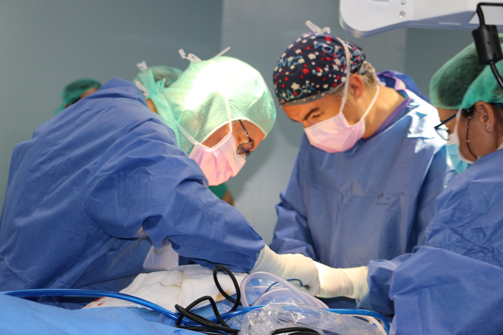 José María Madrigal (izda), junto a Emilio López Vidriero y a otra compañera, el pasado miércoles, durante su última intervención como traumatólogo.