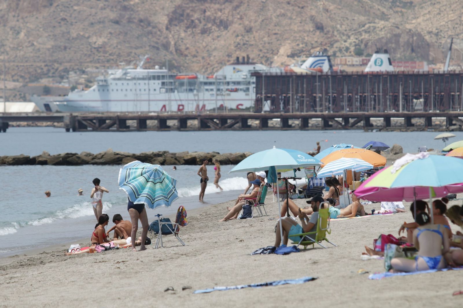 Bañistas en la playa almeriense del Zapillo durante uno los primeros días de verano del presente año.