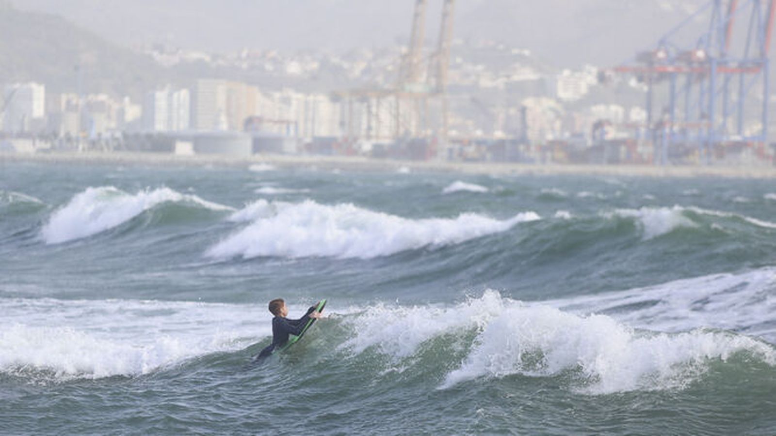 Un surfista aprovecha el fuerte oleaje en Málaga.
