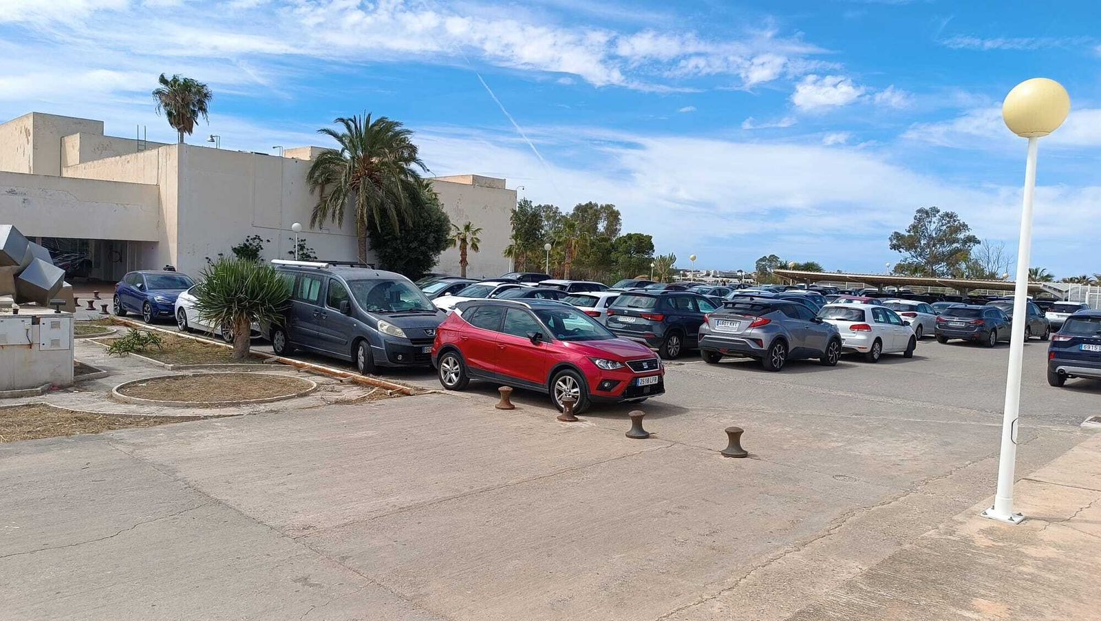 Aparcamiento del IES Sol de Portocarrero de Almería, donde docentes han denunciado ante la Policía Nacional la presencia de clavos, pinchos y púas con los que pinchan las ruedas de los vehículos