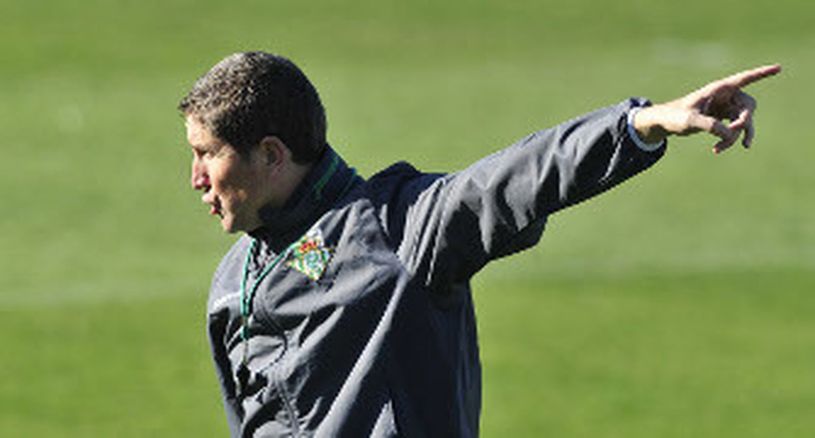 Juan Carlos Garrido da órdenes durante un entrenamiento. / Antonio Pizarro