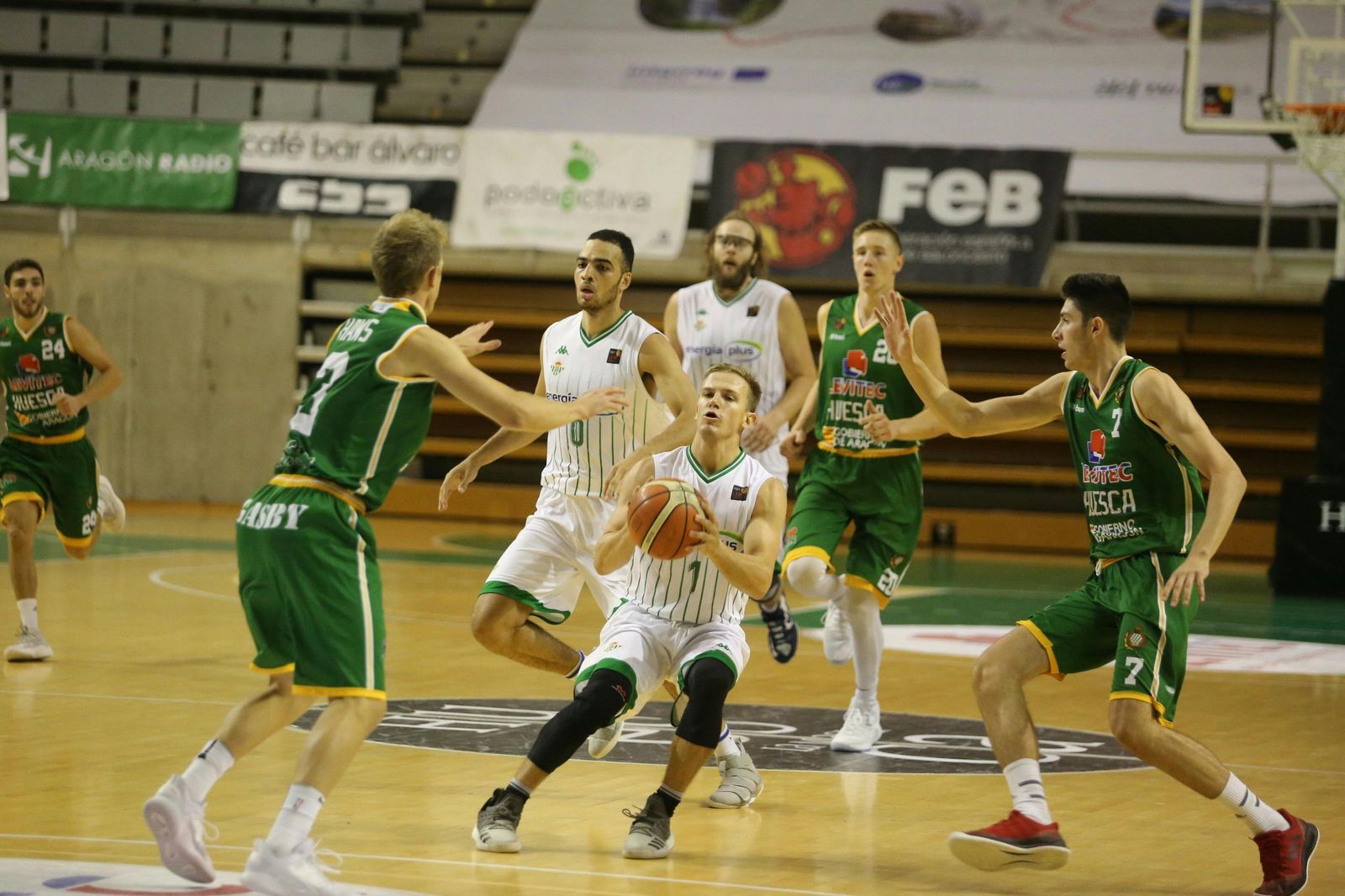 Johnny Dee arma el brazo para lanzar un triple con la defensa de los peñitas Haws y De Blas.