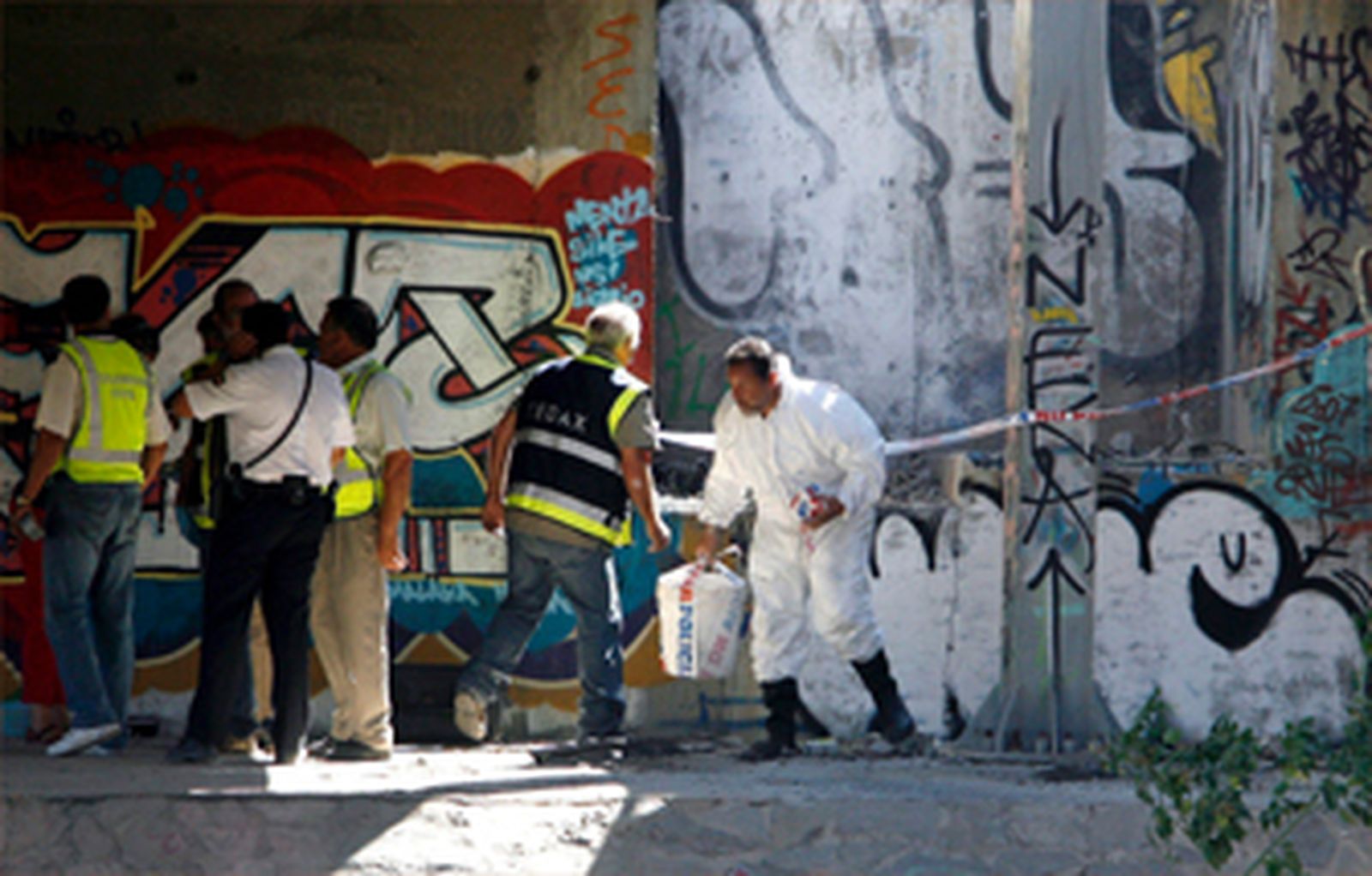 ETA coloca tres bombas de escasa potencia el día más turístico del año