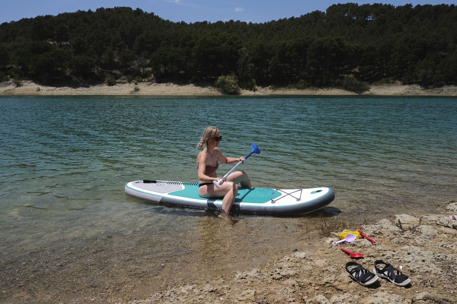 Bañistas en el pantano Conde del Guadalhorce.