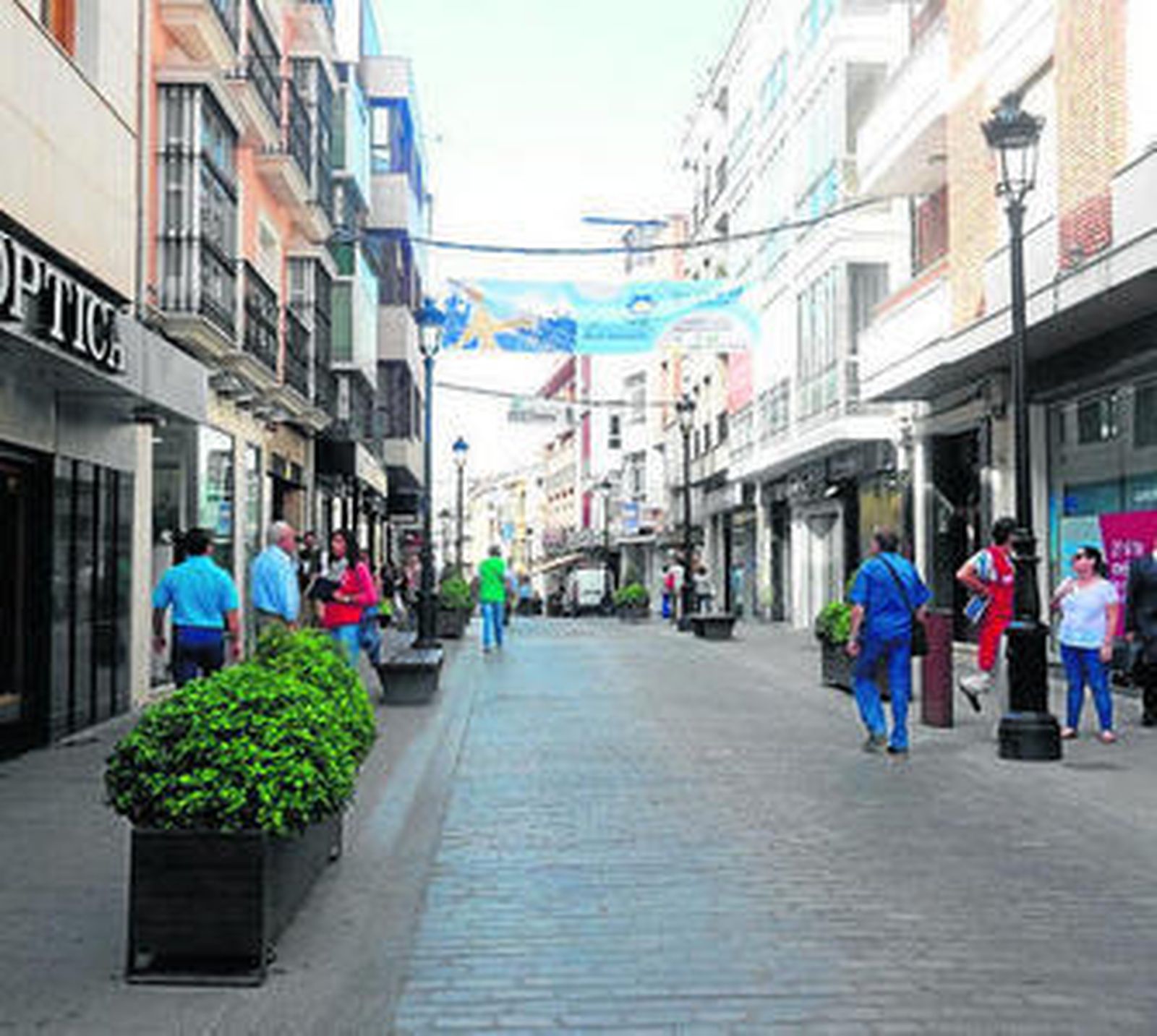 Calle comercial del centro de la localidad.