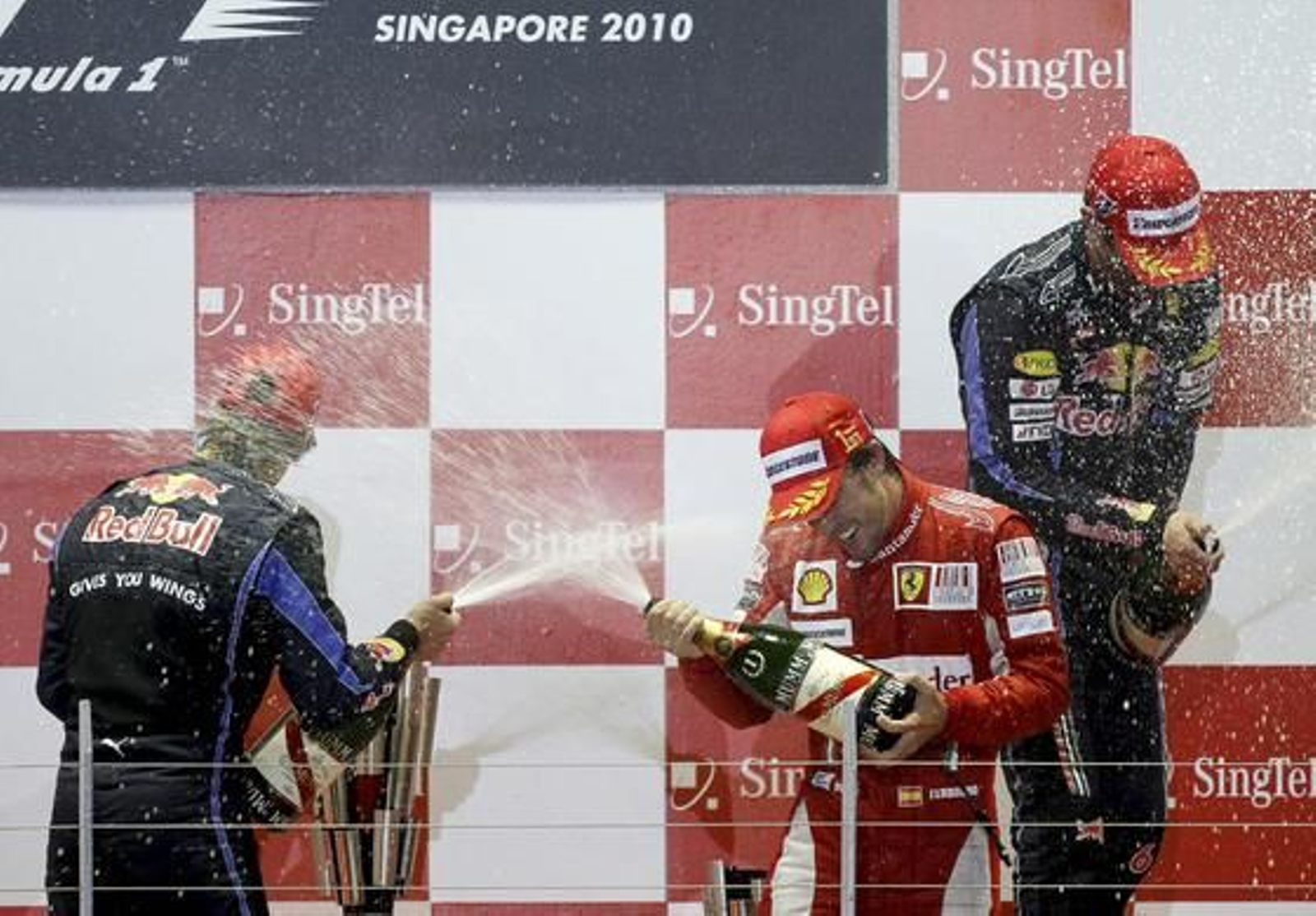Fernando Alonso se acerca al liderato del Mundial tras ganar el Gran Premio de Singapur. / Reuters