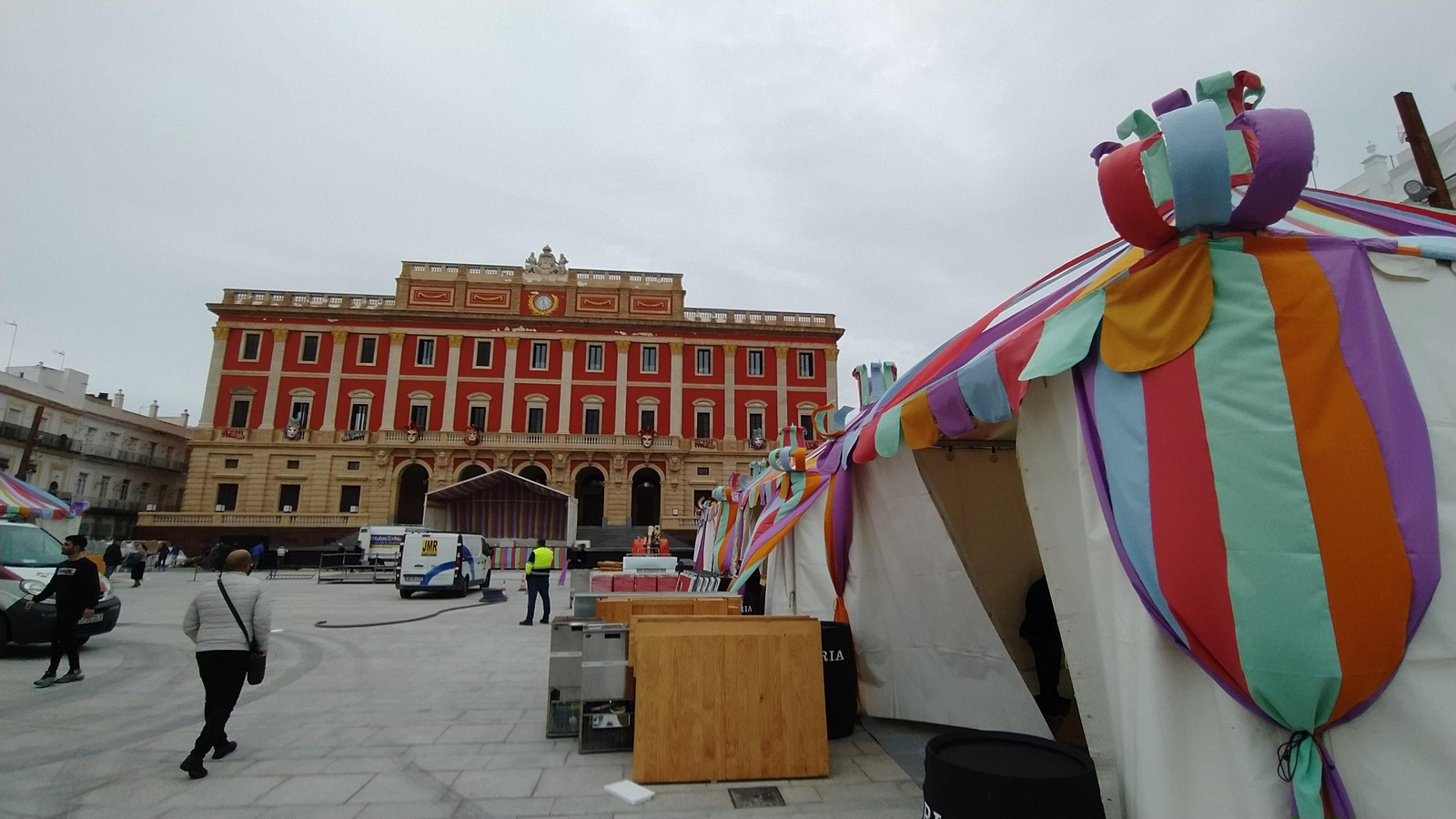 Mucho Levante y últimos preparativos en la Plaza del Carnaval de San Fernando