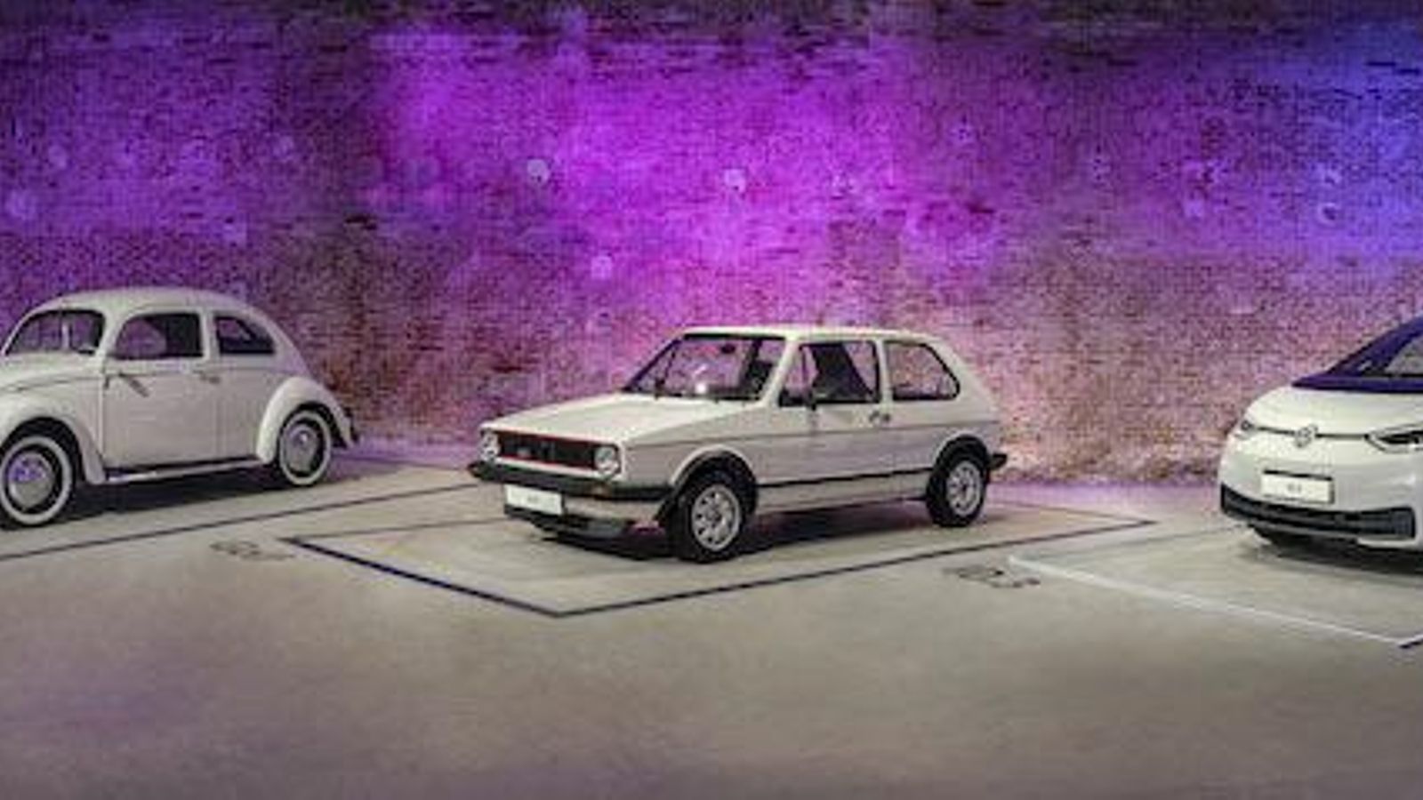 Aspirante a coche icono del siglo XXI, el Volkswagen ID.3 posa junto a los primitivos VW Beetle y VW Golf, Escarabajo y GTI.