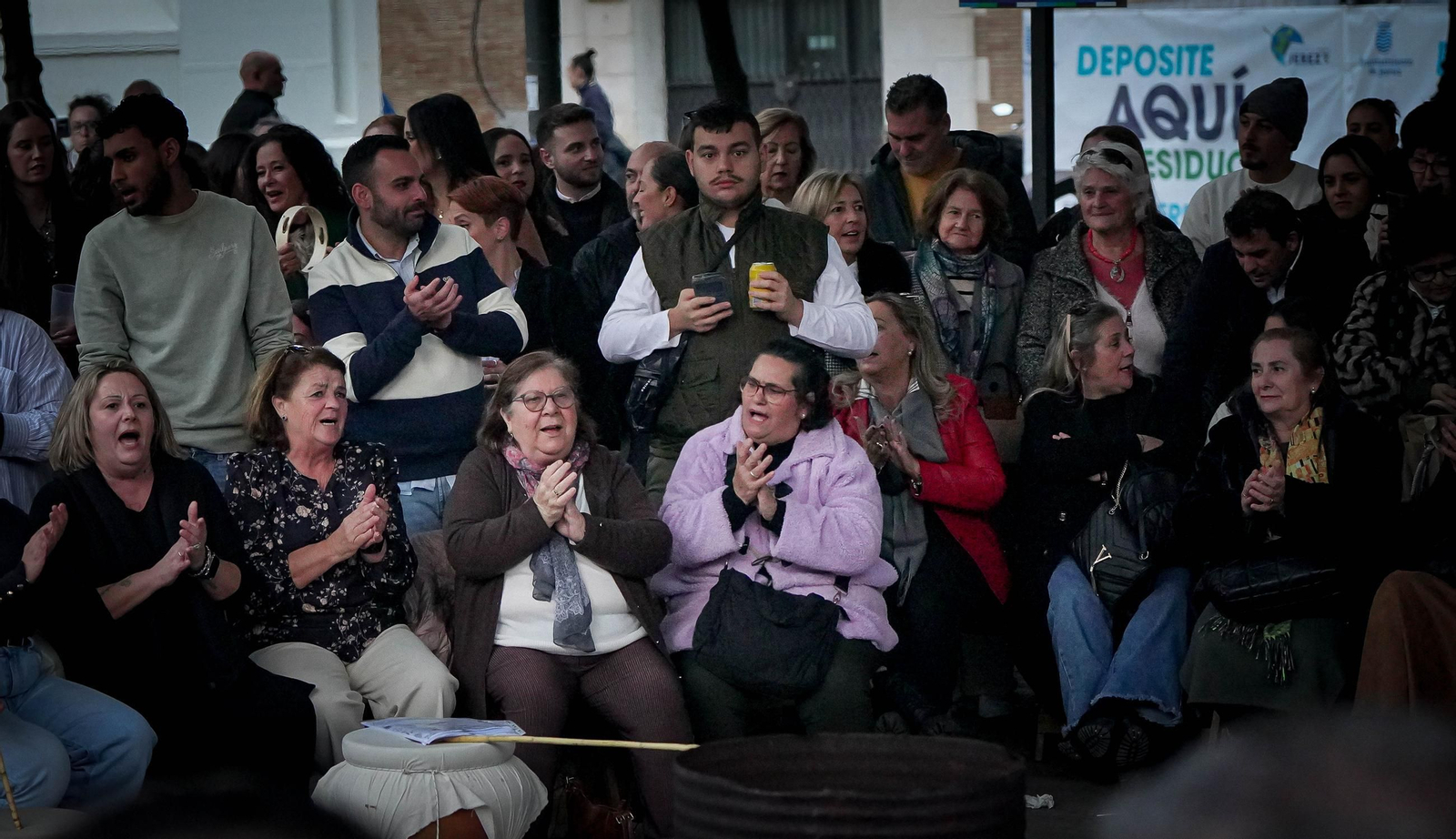 Imágenes del gran ambiente el primer día de zambombas en Jerez