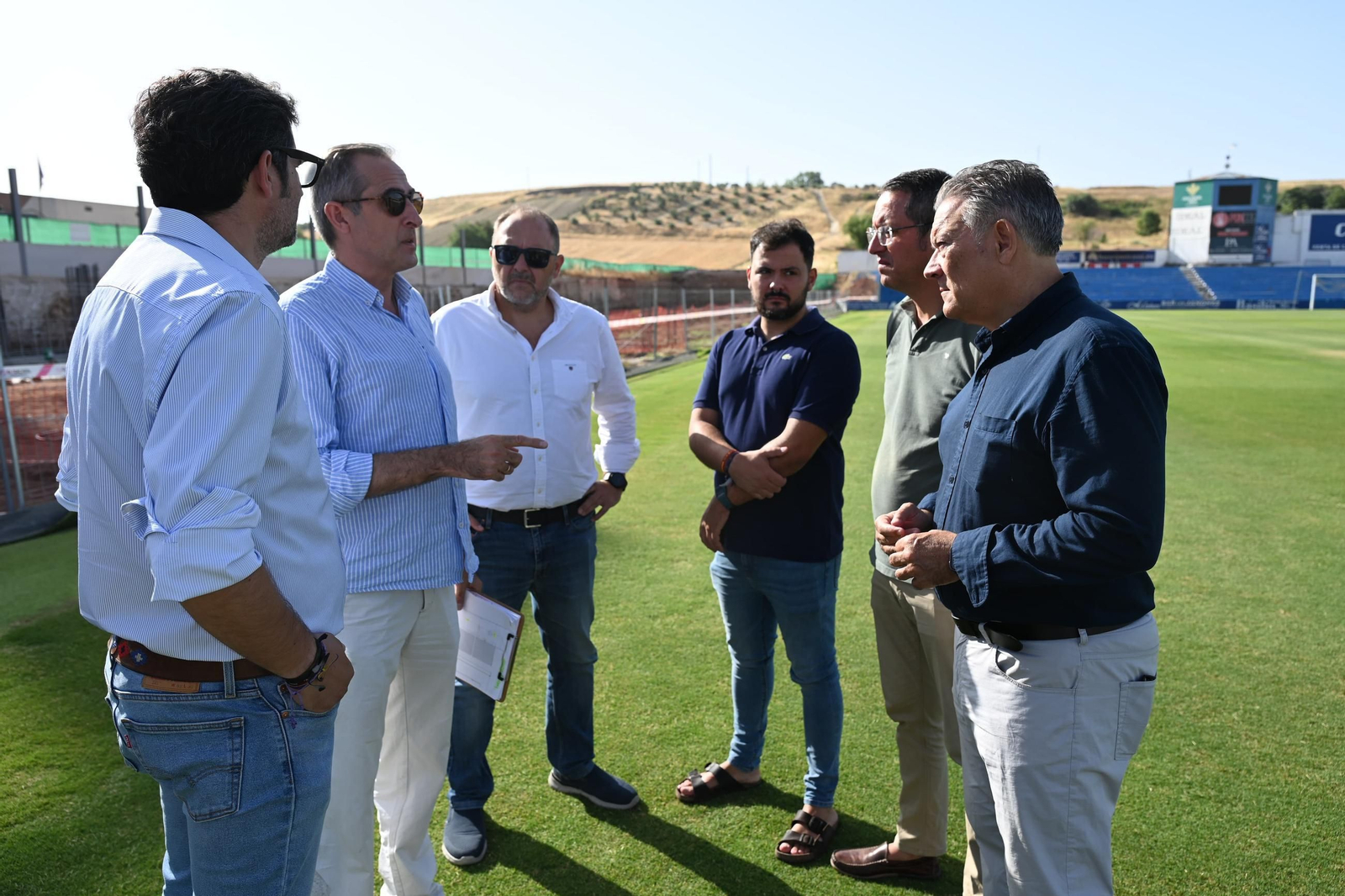 Momento de la visita institucional a las obras del estadio.