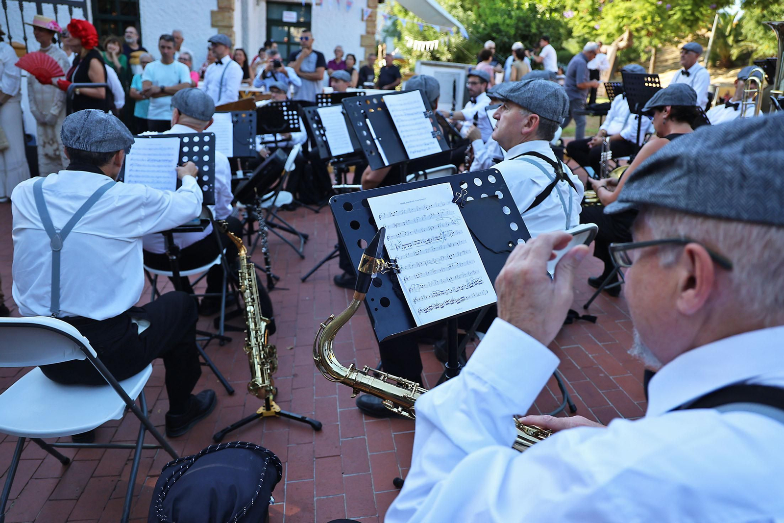 Imágenes de la colocación de la Corona Real del Barrio Reina Victoria