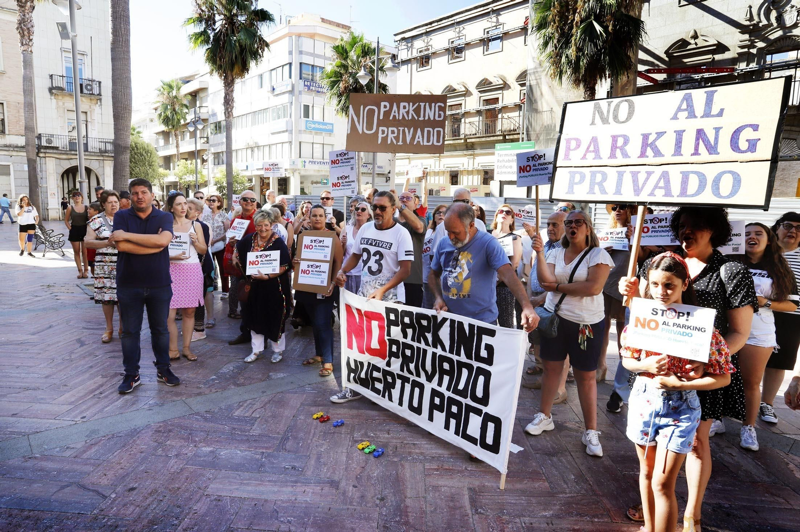 Protesta de la Plataforma Vecinal del Huerto Paco junto a Izquierda Unida por  la situación del aparcamiento de vehículos
