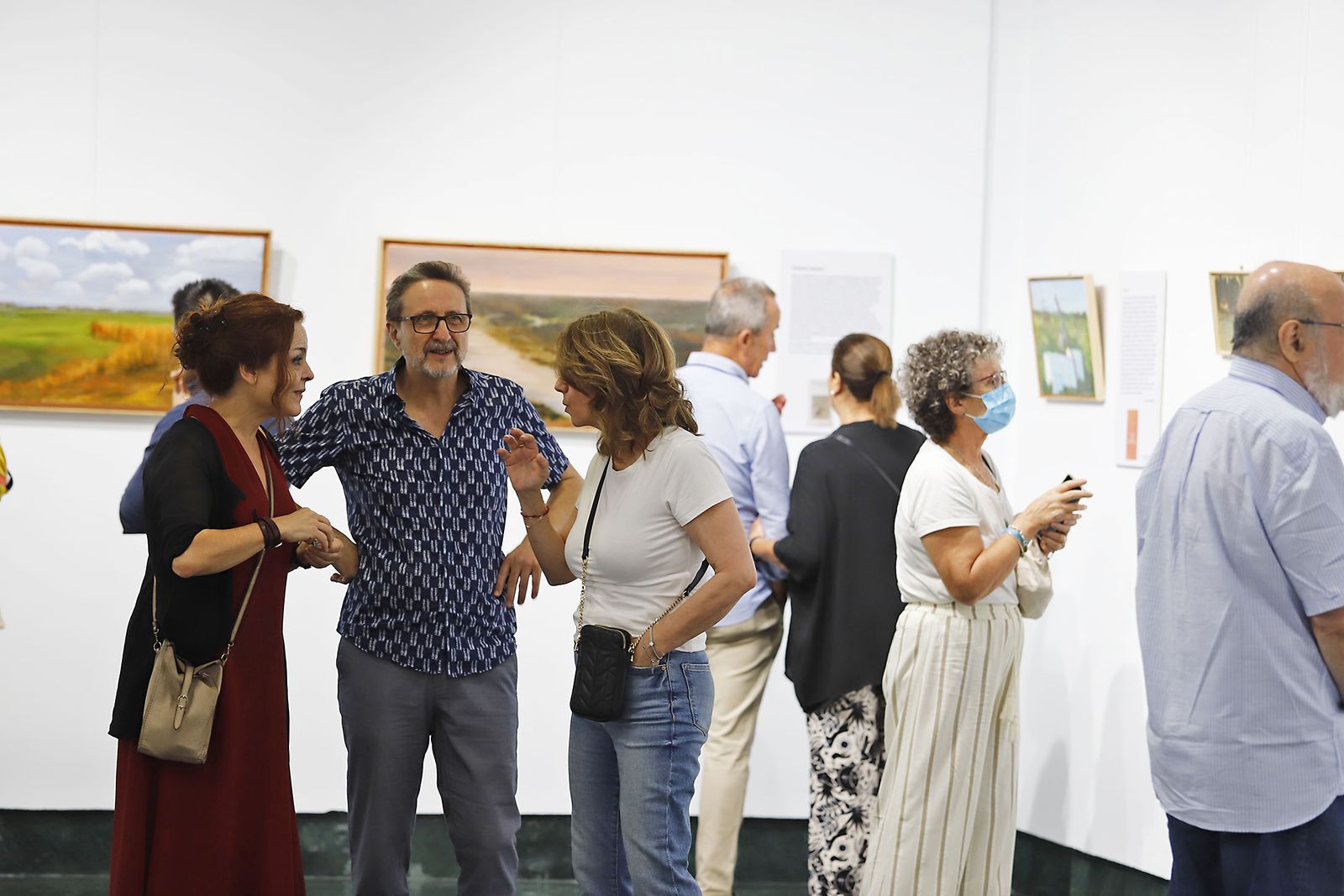 Imágenes de la inauguración de la exposición 'Pasajes y Paisajes de Doñana' de Juan VIlla