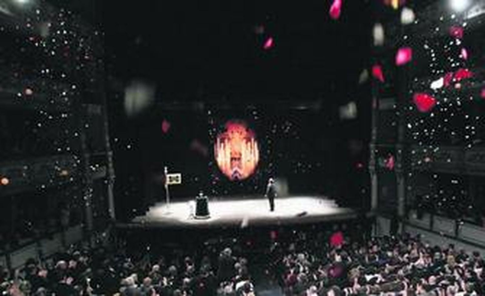 Petalada en el Cervantes al término del pregón de Antonio Banderas.